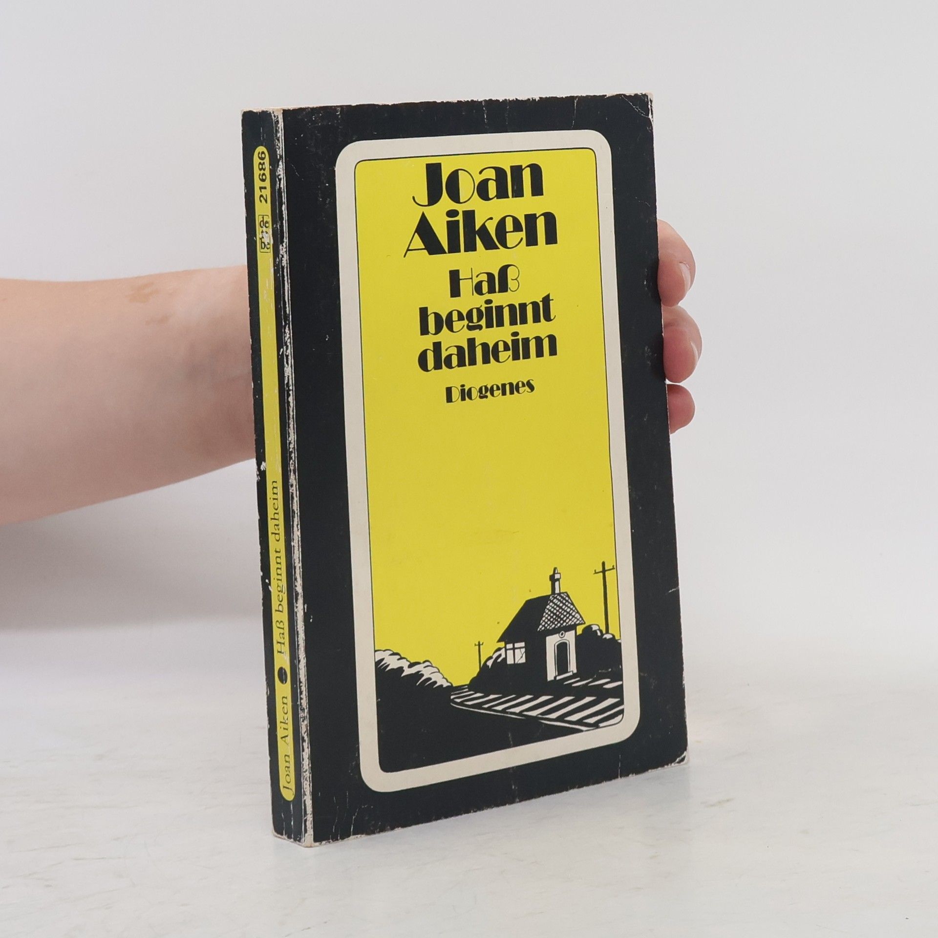 Joan Aiken Hass beginnt daheim