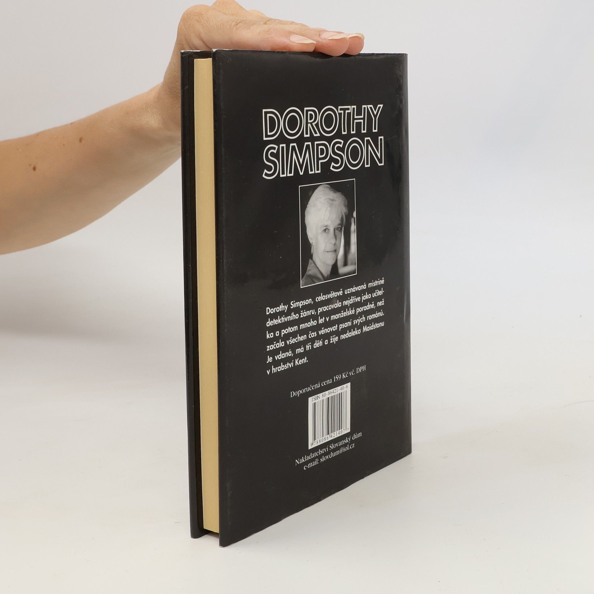 Dorothy Simpson Dva metry pod zemí