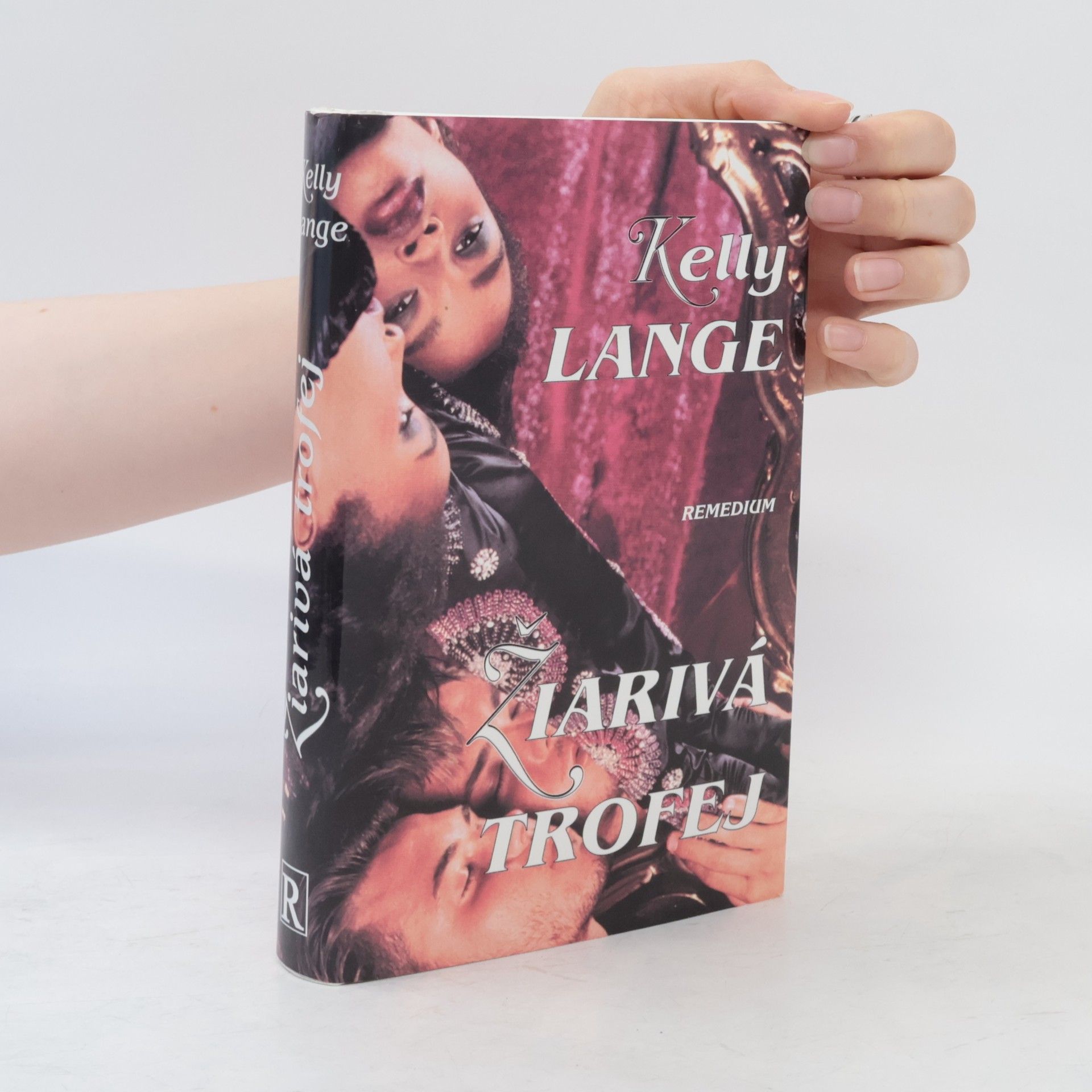 Kelly Lange Žiarivá trofej