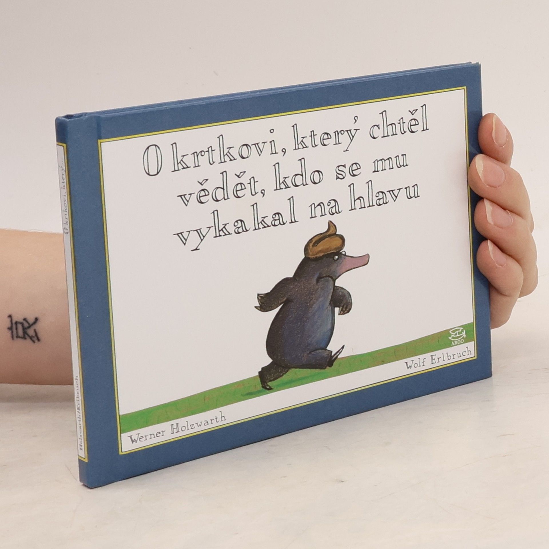 Werner Holzwarth O krtkovi, který chtěl vědět, kdo se mu vykakal na hlavu