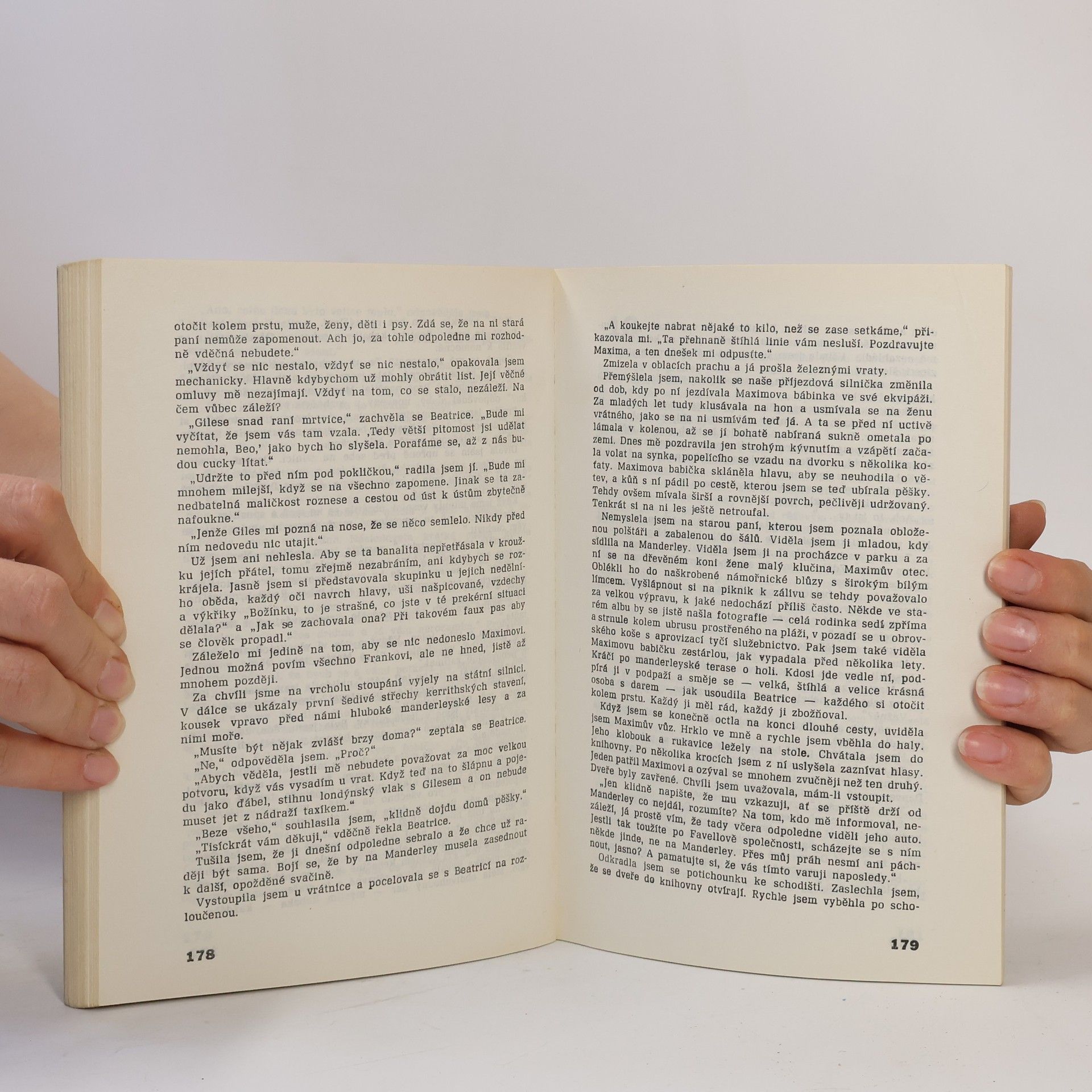 Daphne du Maurier Mrtvá a živá