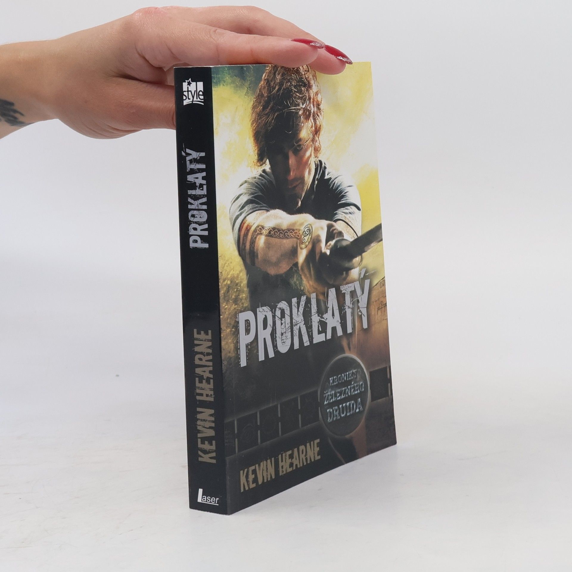 Kevin Hearne Proklatý. Kroniky železného druida