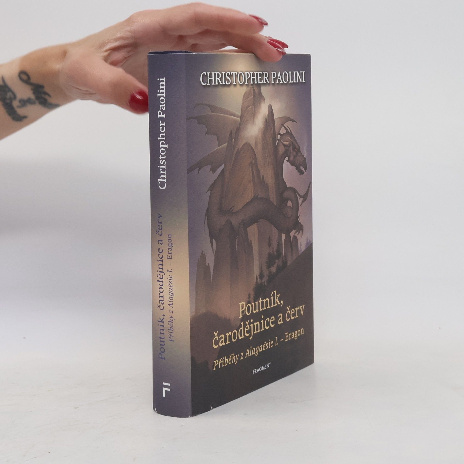 Christopher Paolini Poutník, čarodějnice a červ - Příběhy z Alagaësie I.