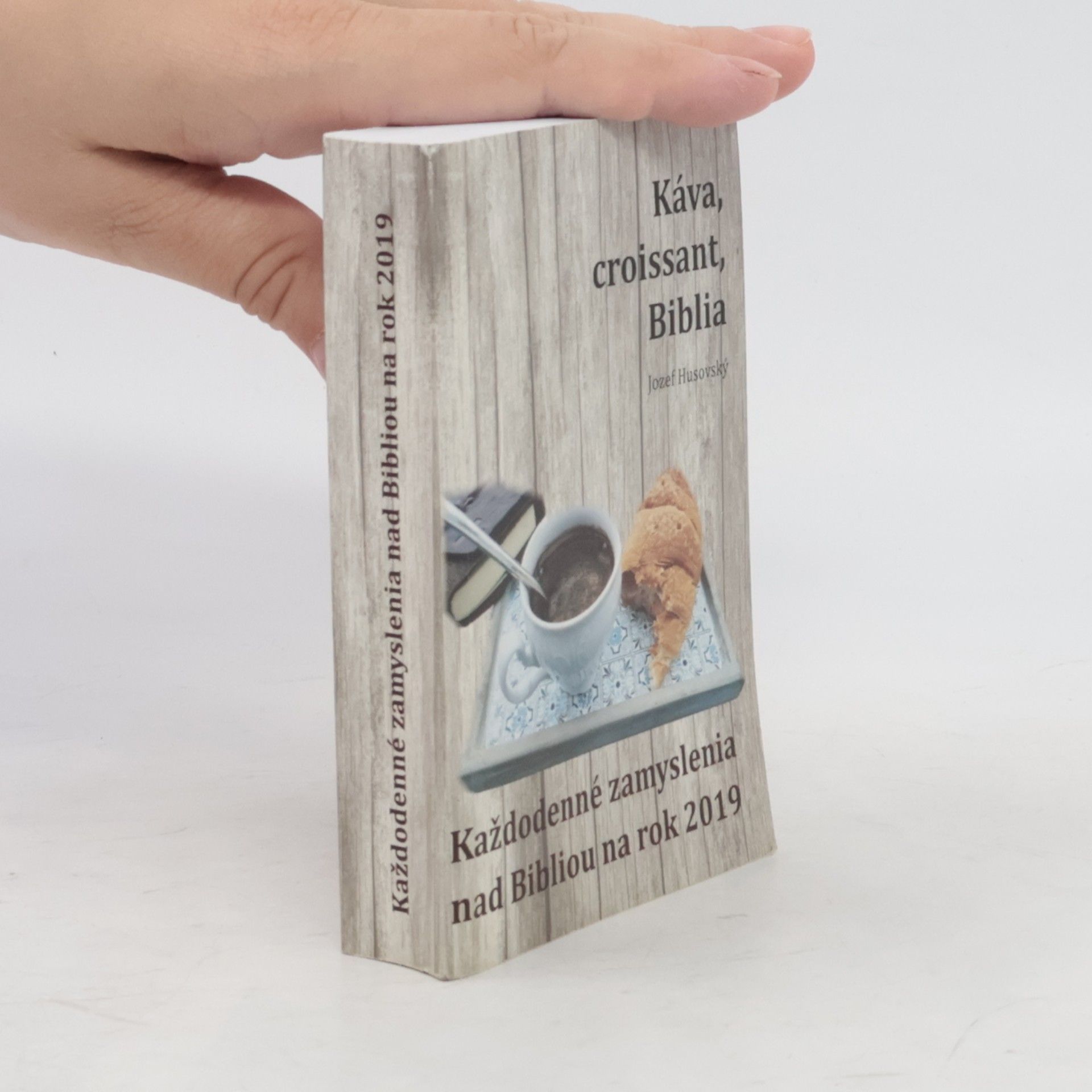 Káva, croissant, Biblia