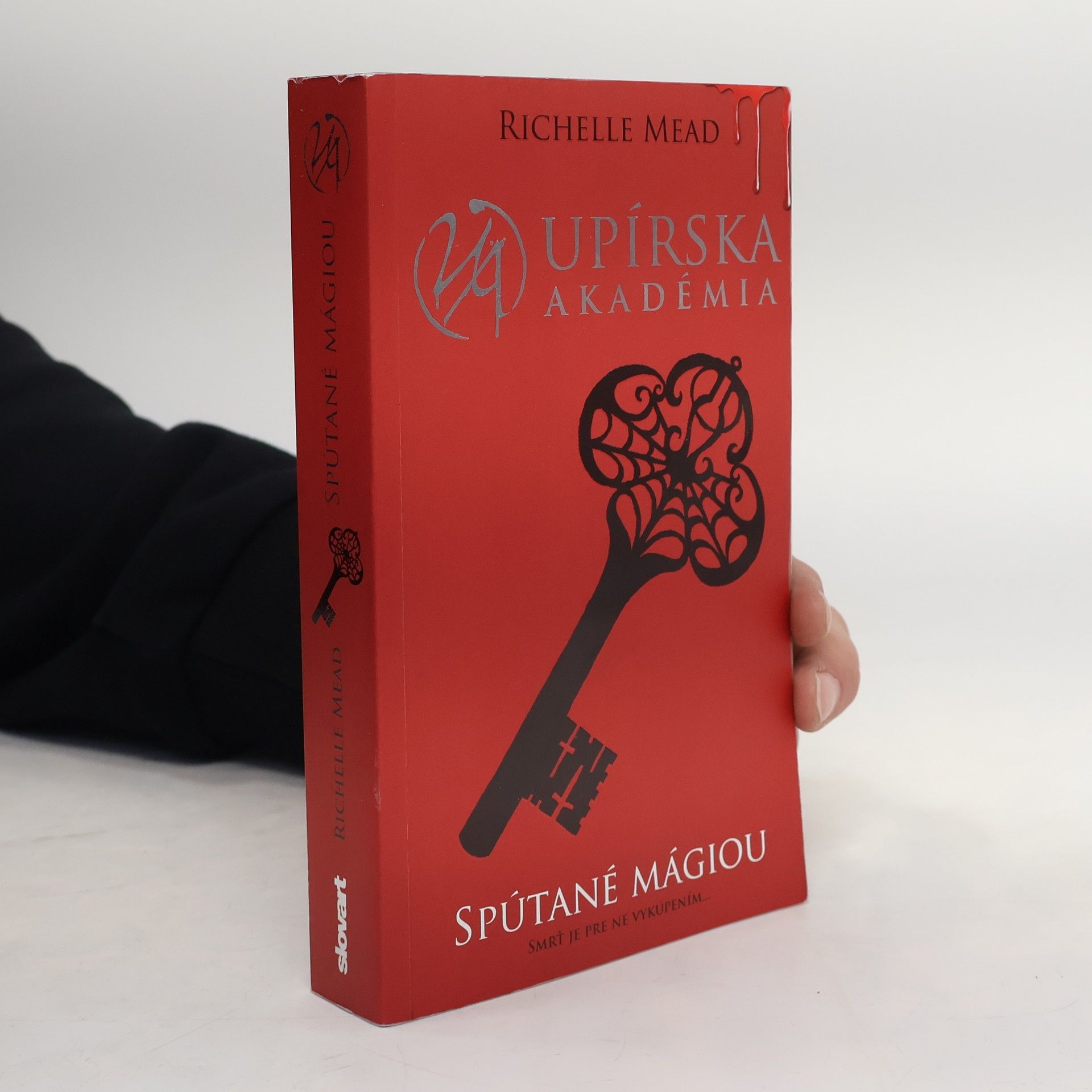 Richelle Mead Upírska akadémia. Spútané Mágiou
