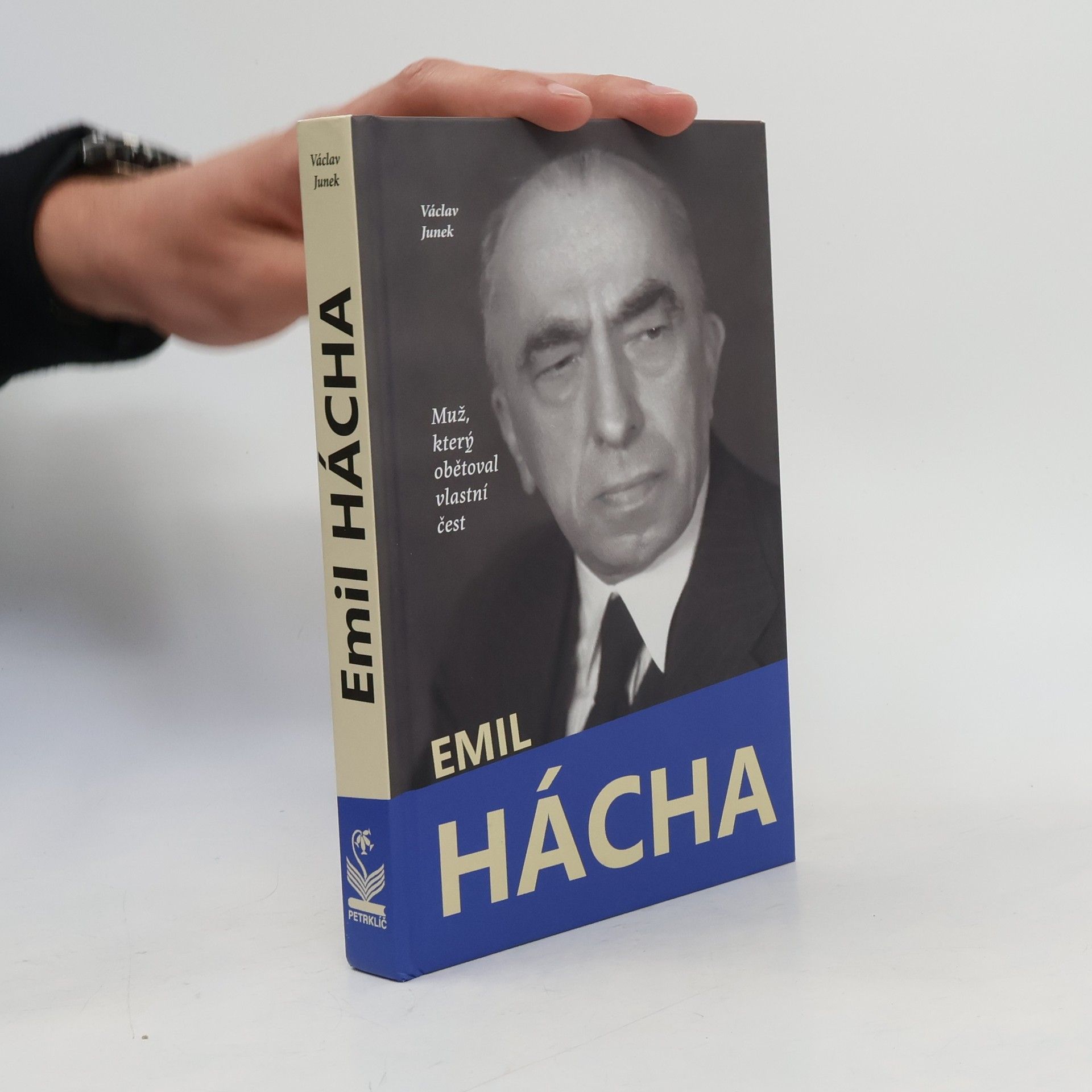 Václav Junek Emil Hácha. muž, který obětoval vlastní čest. fakta o životě a osudu nejspornější osobnosti českých moderních dějin