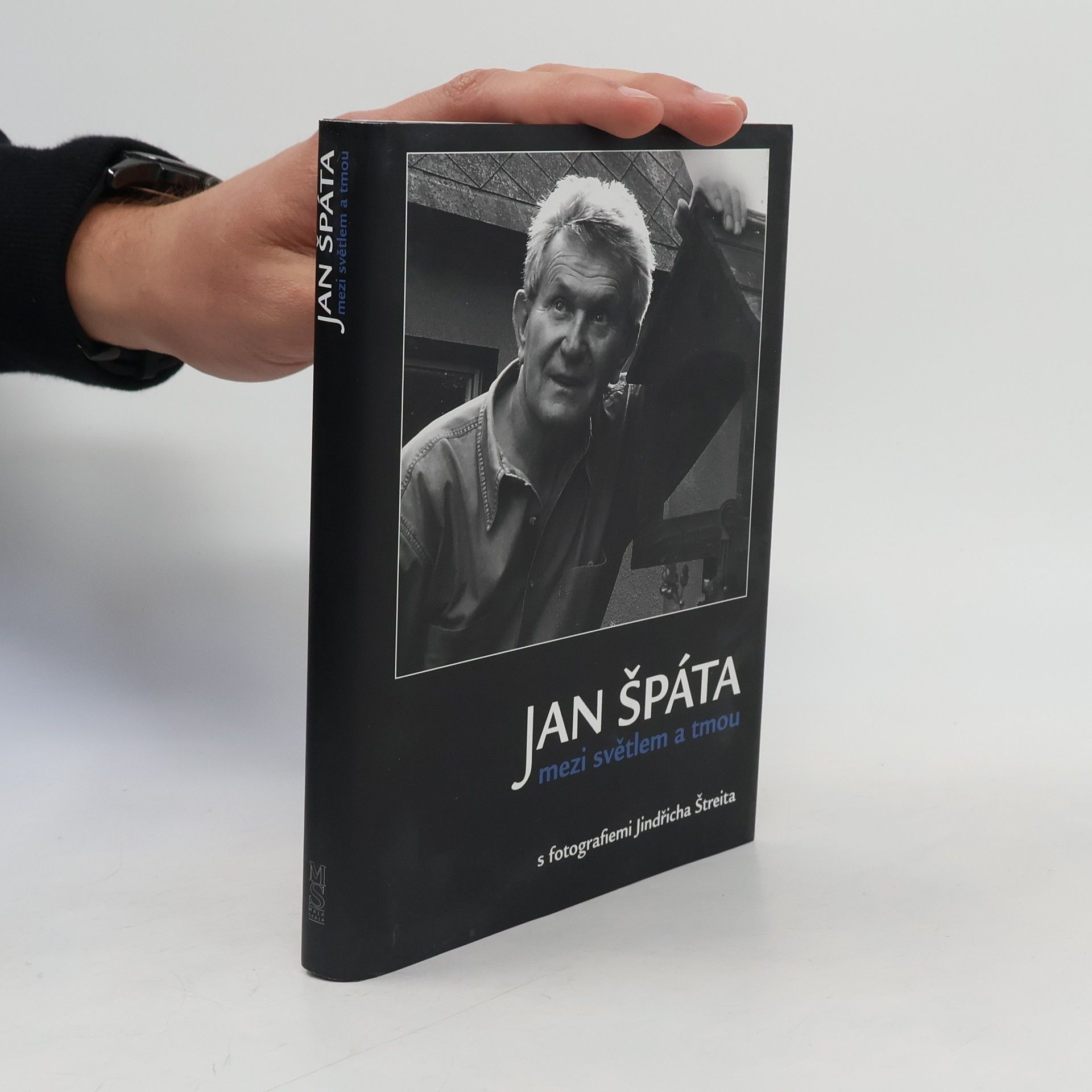 Jan Špáta Jan Špáta mezi světlem a tmou: Sloupky a fejetony s fotografiemi Jindřicha Štreita