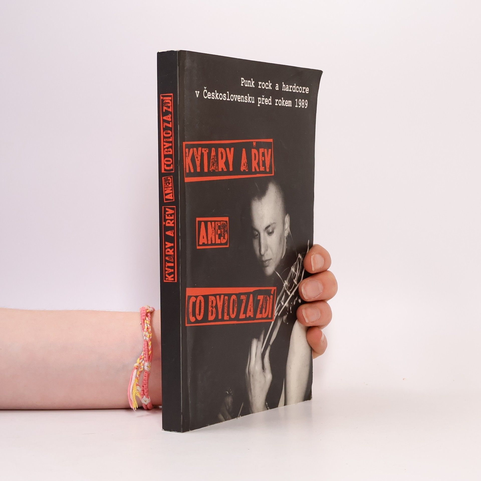Autorenkollektiv Kytary a řev aneb co bylo za zdí