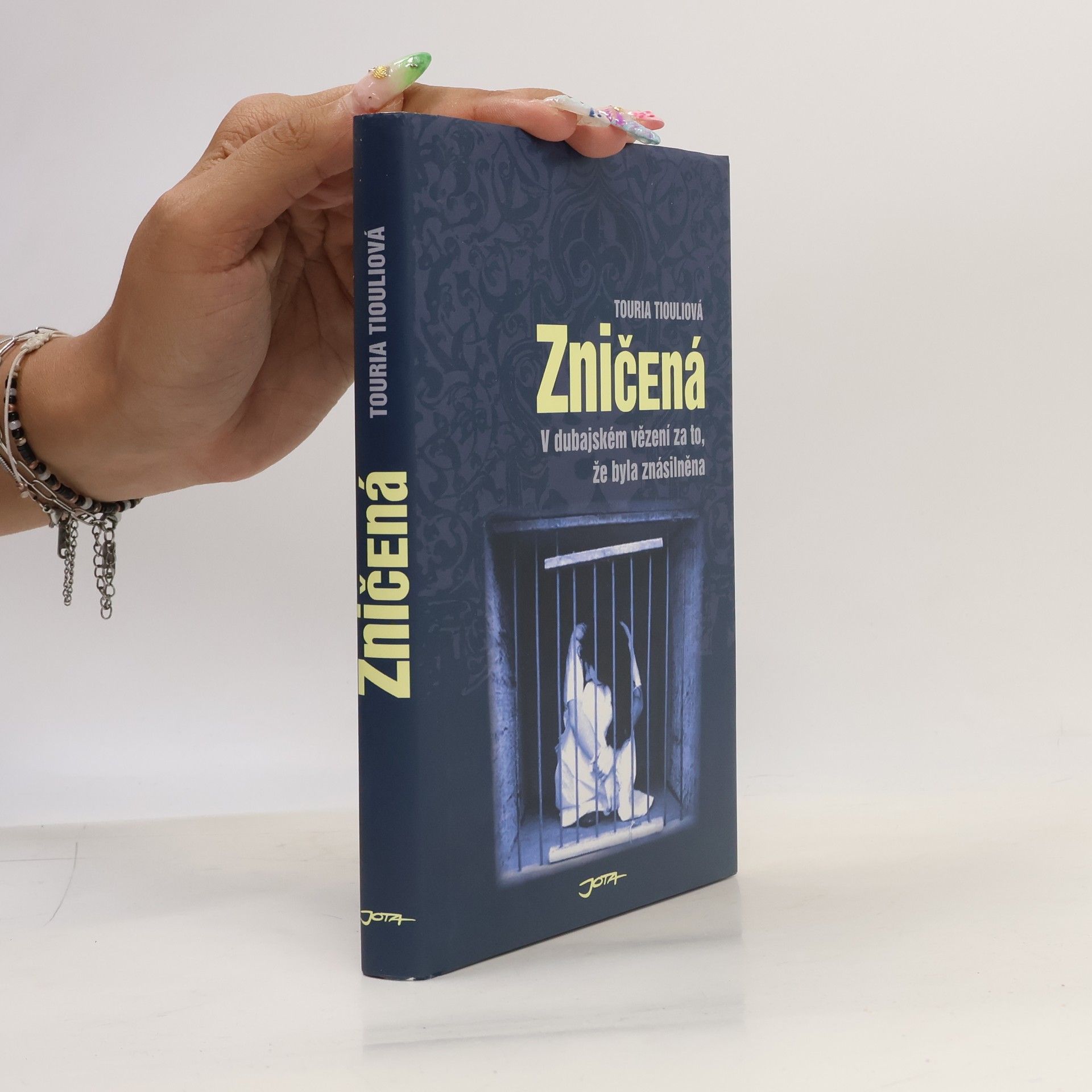 Touria Tiouli Zničená. V dubajském vězení za to, že byla znásilněna