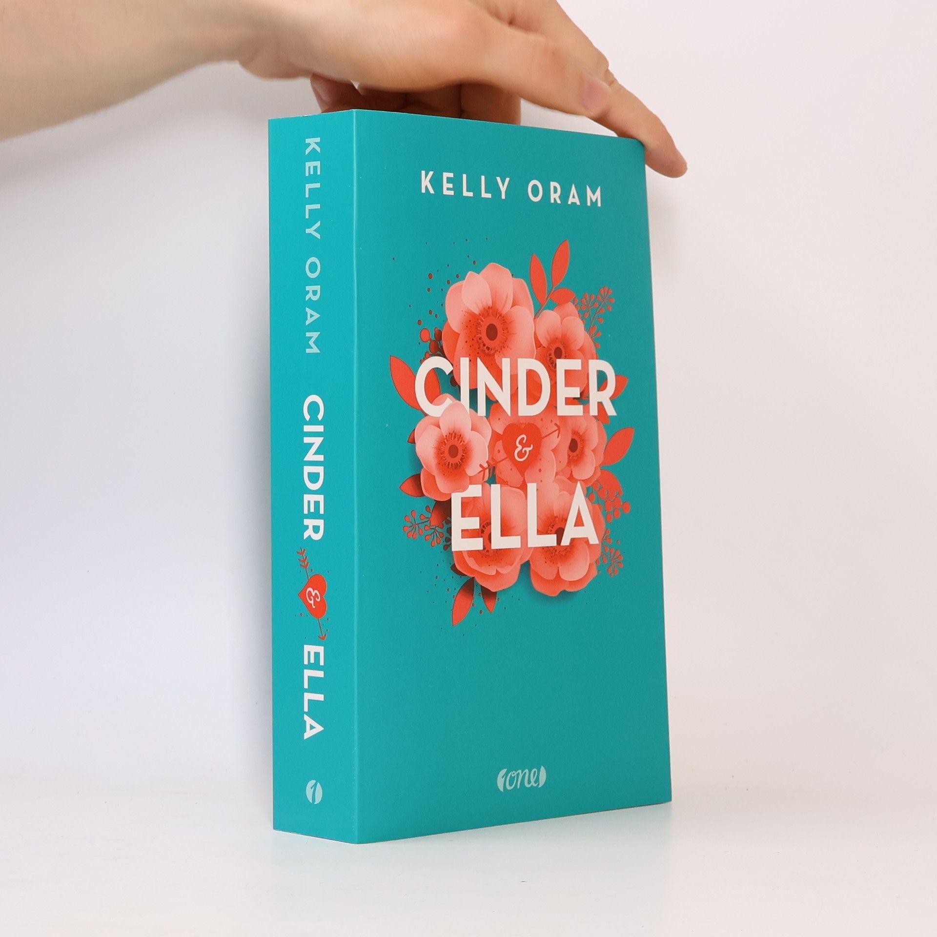 Kelly Oram Cinder & Ella 1