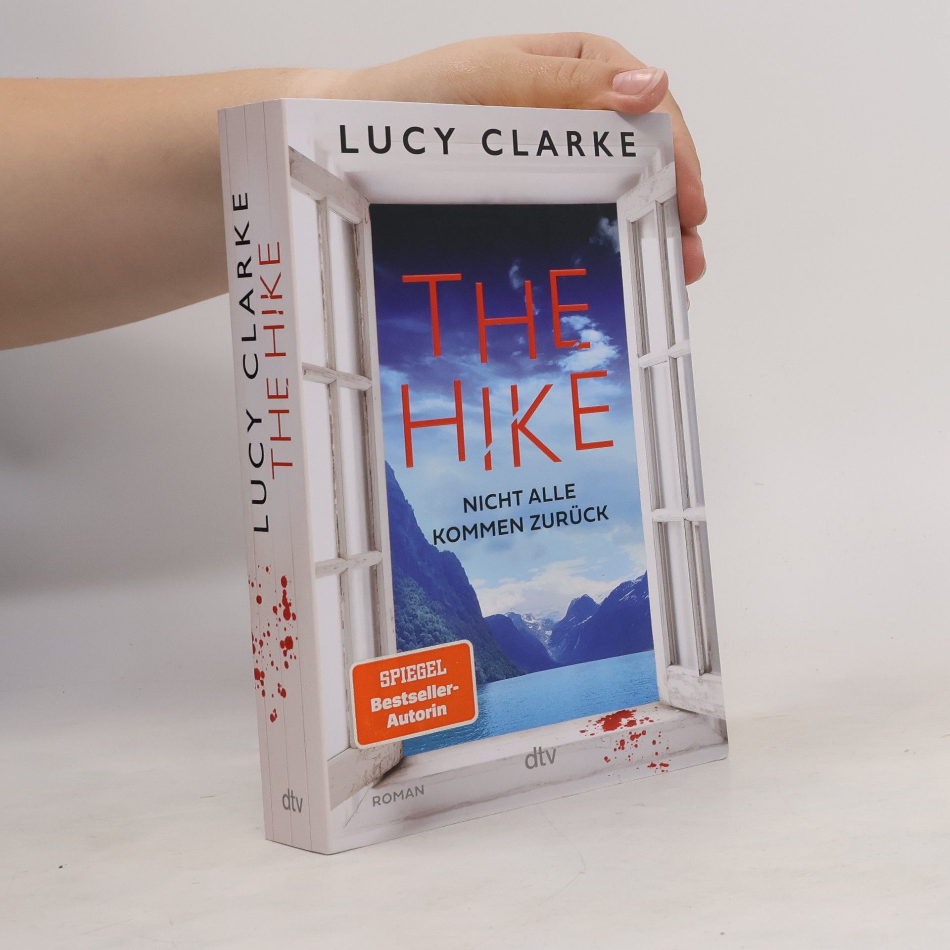 Lucy Clarke The Hike