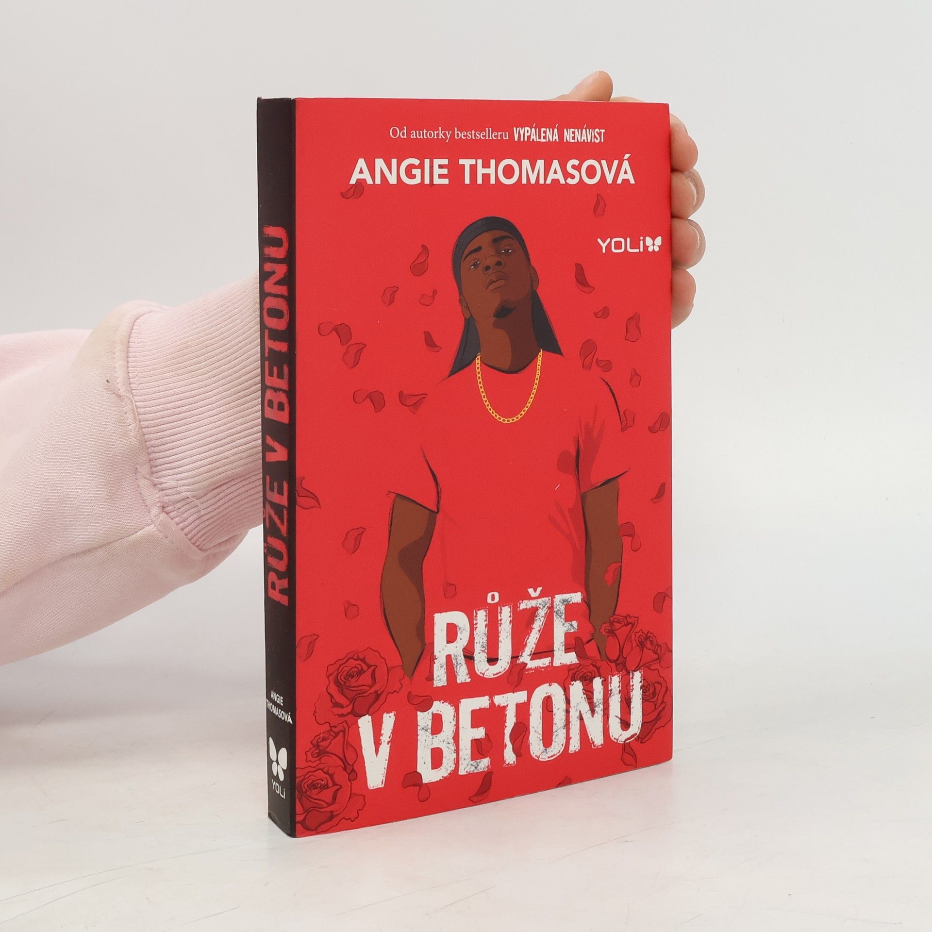 Angie Thomas Růže v betonu