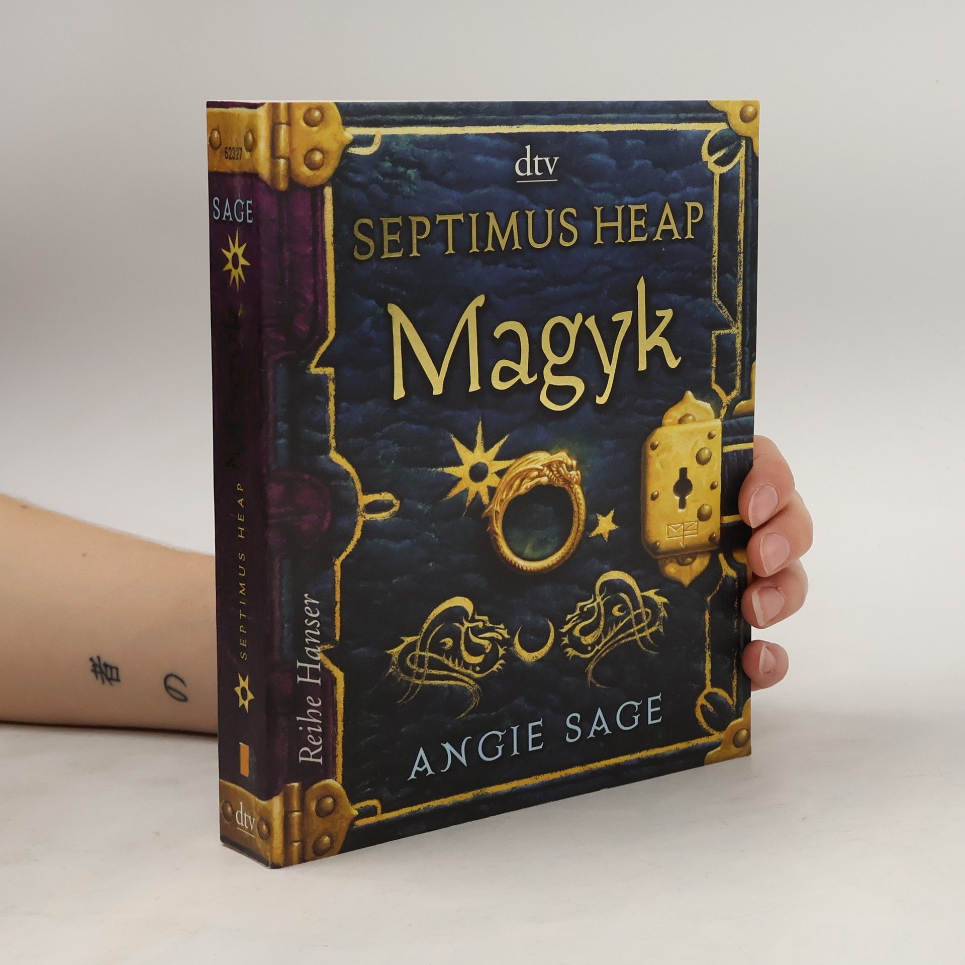 Angie Sage Magyk