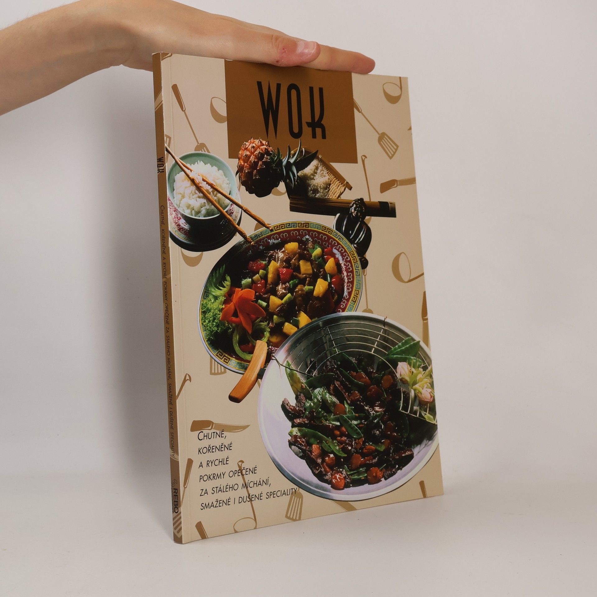 Wok : chutné, kořeněné a rychlé pokrmy opečené za stálého míchání, smažené i dušené speciality
