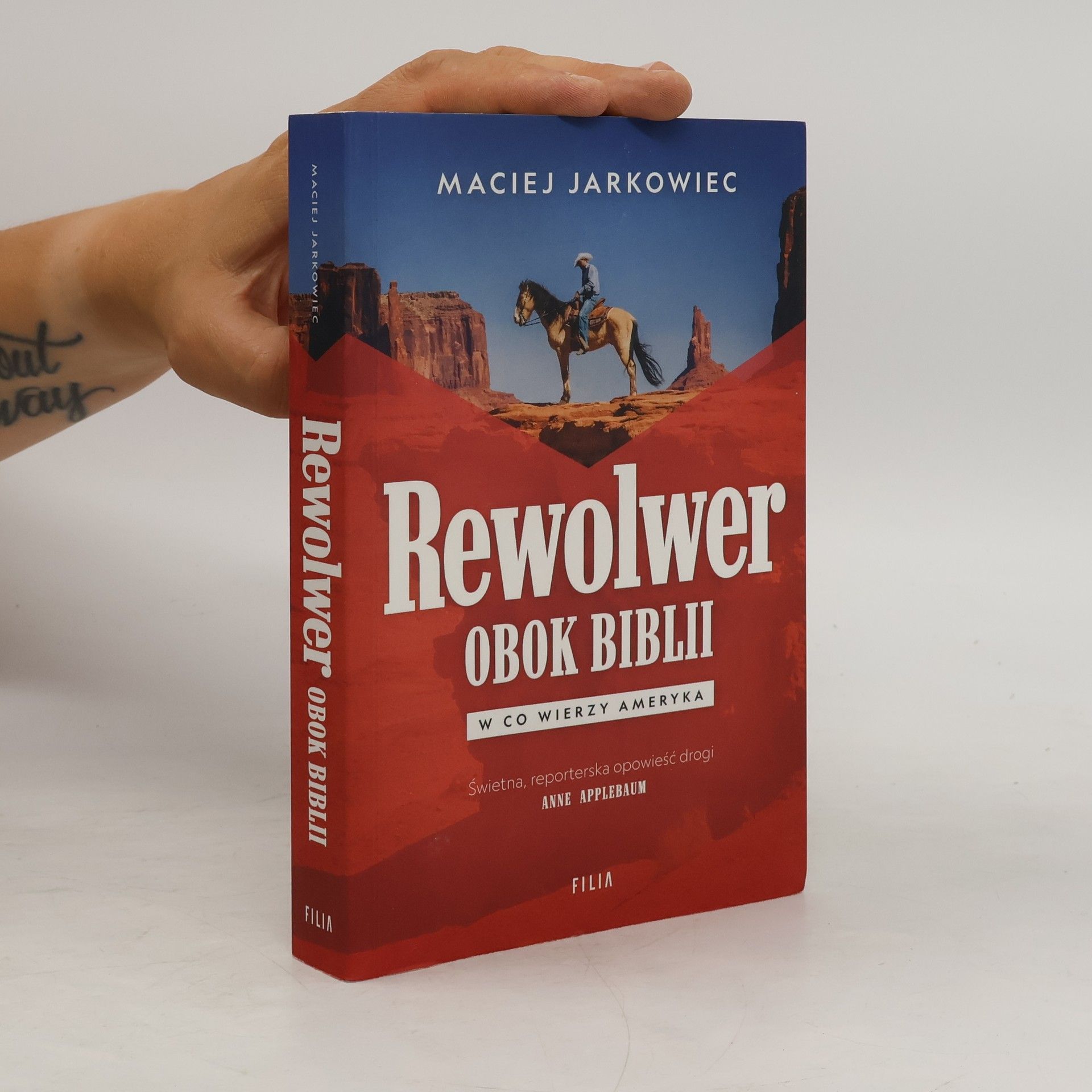 Maciej Jarkowiec Rewolwer obok Biblii