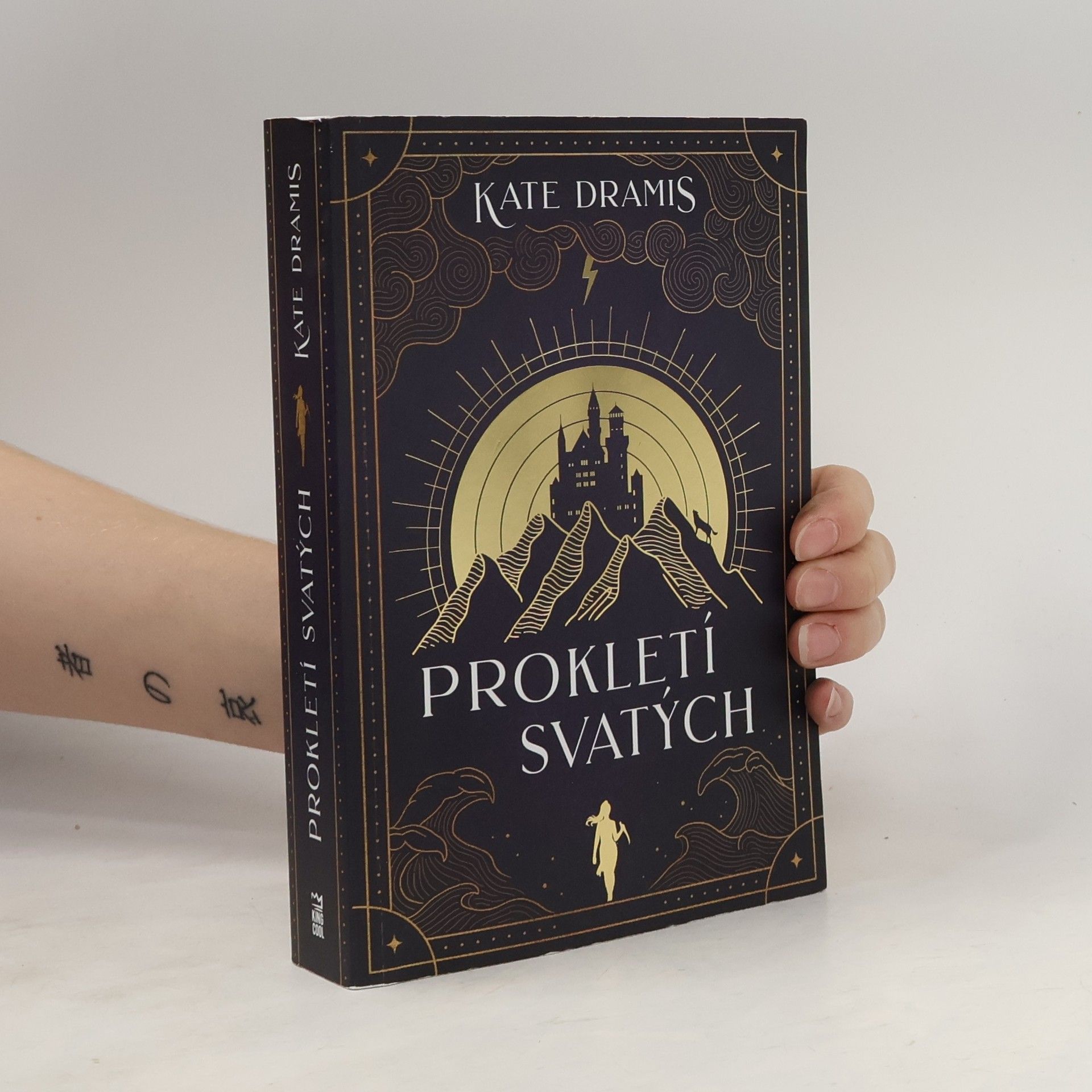 Kate Dramis Prokletí svatých