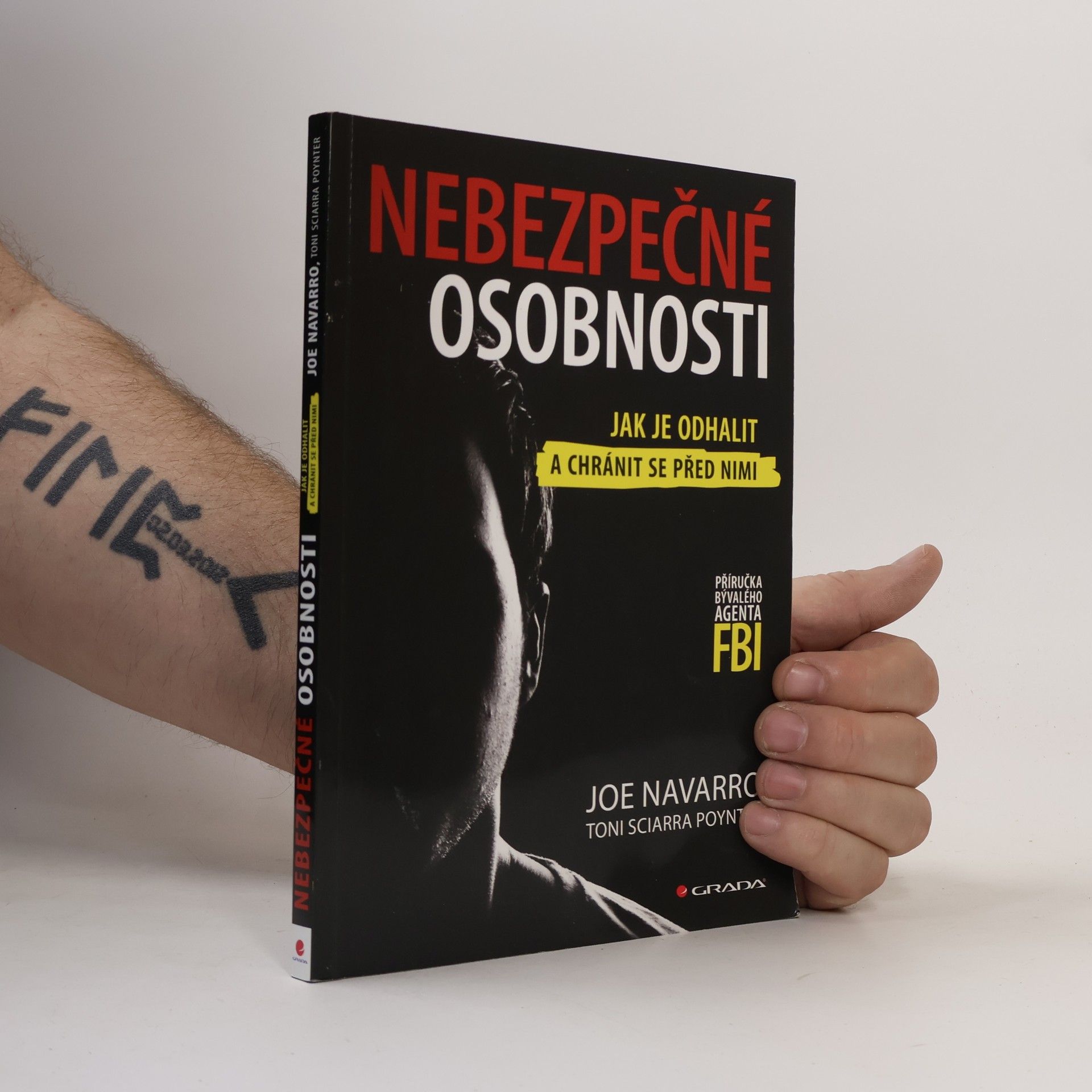 Joe Navarro Nebezpečné osobnosti: Jak je odhalit a chránit se před nimi: Příručka bývalého agenta FBI