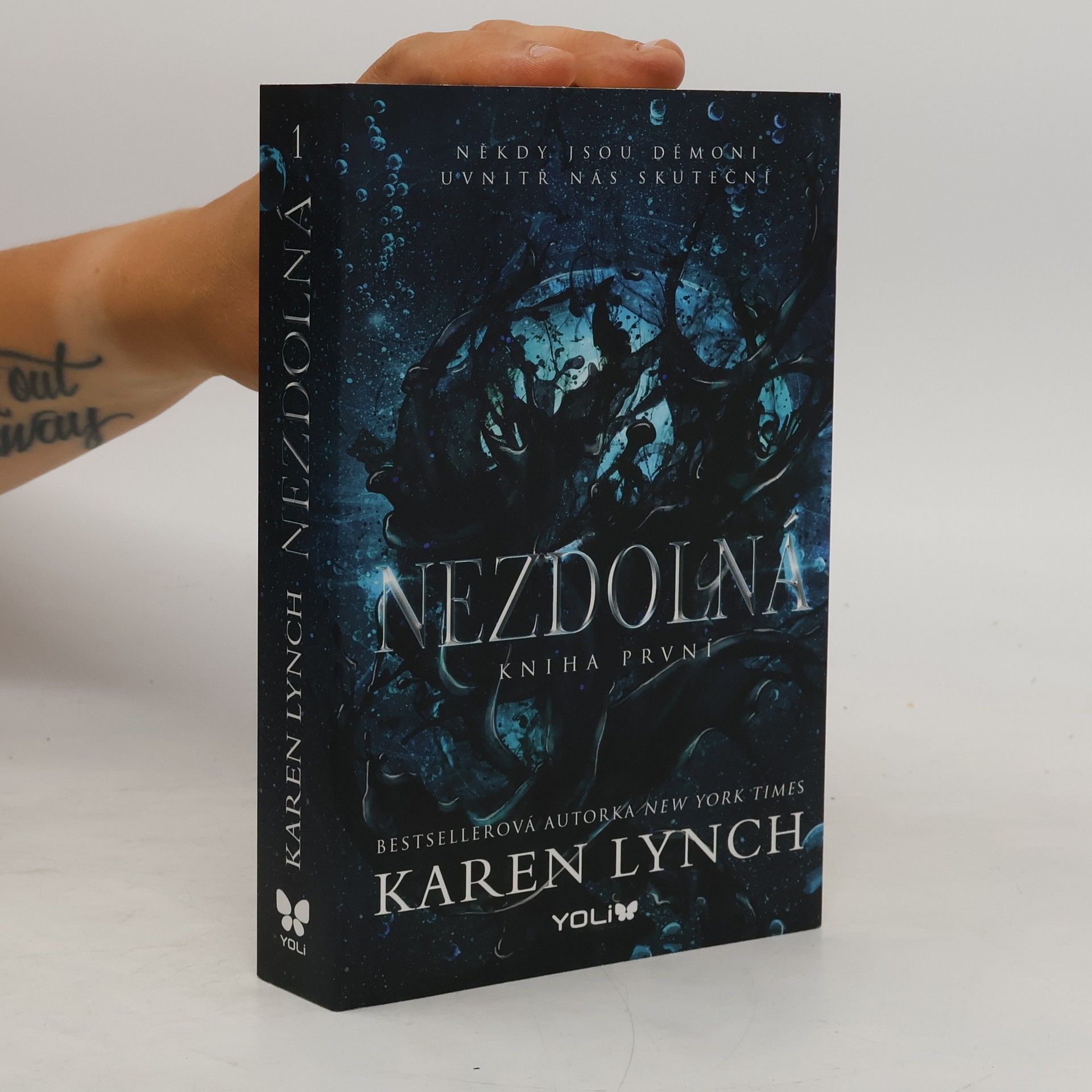 Karen Lynch Nezdolná. Kniha první