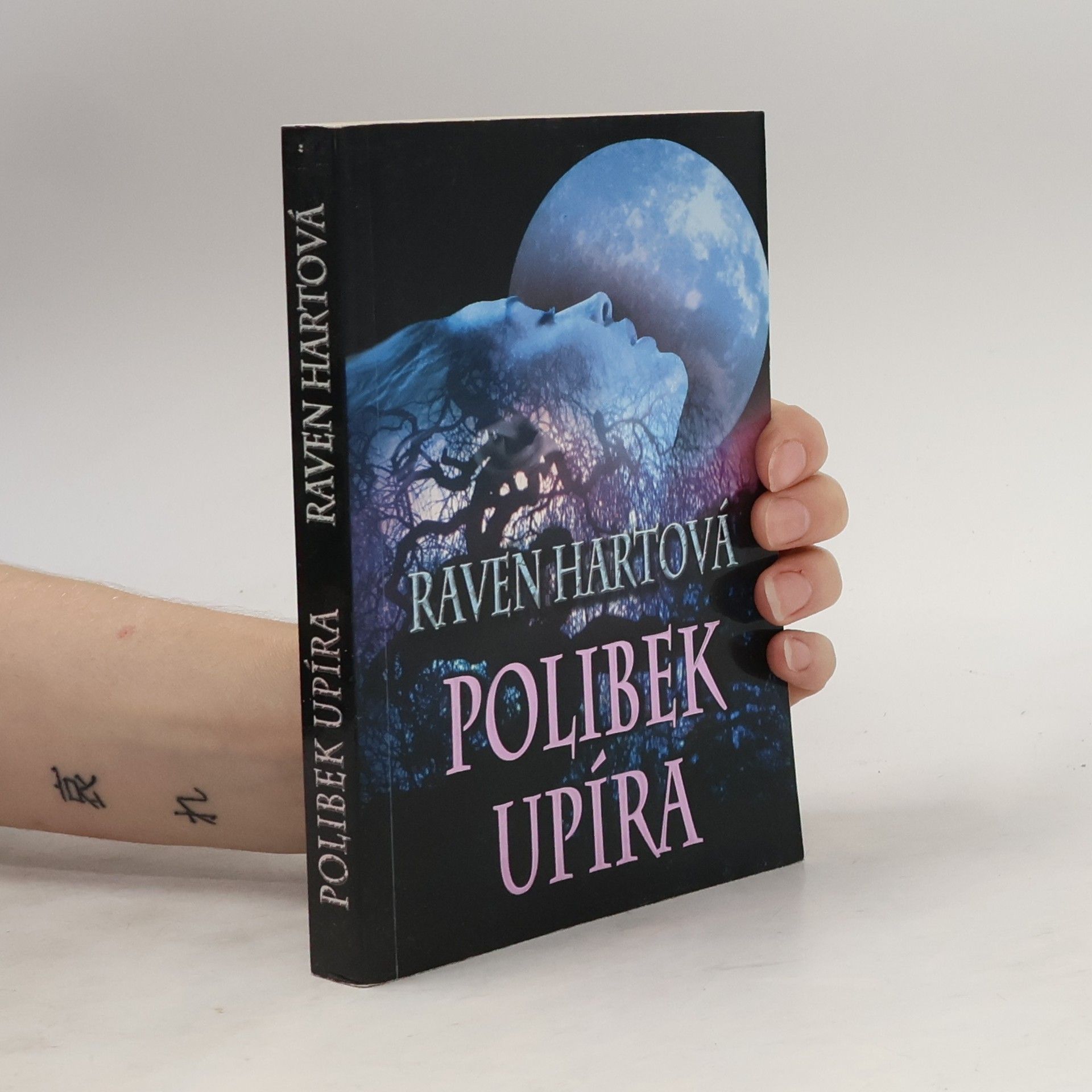 Raven Hart Polibek upíra