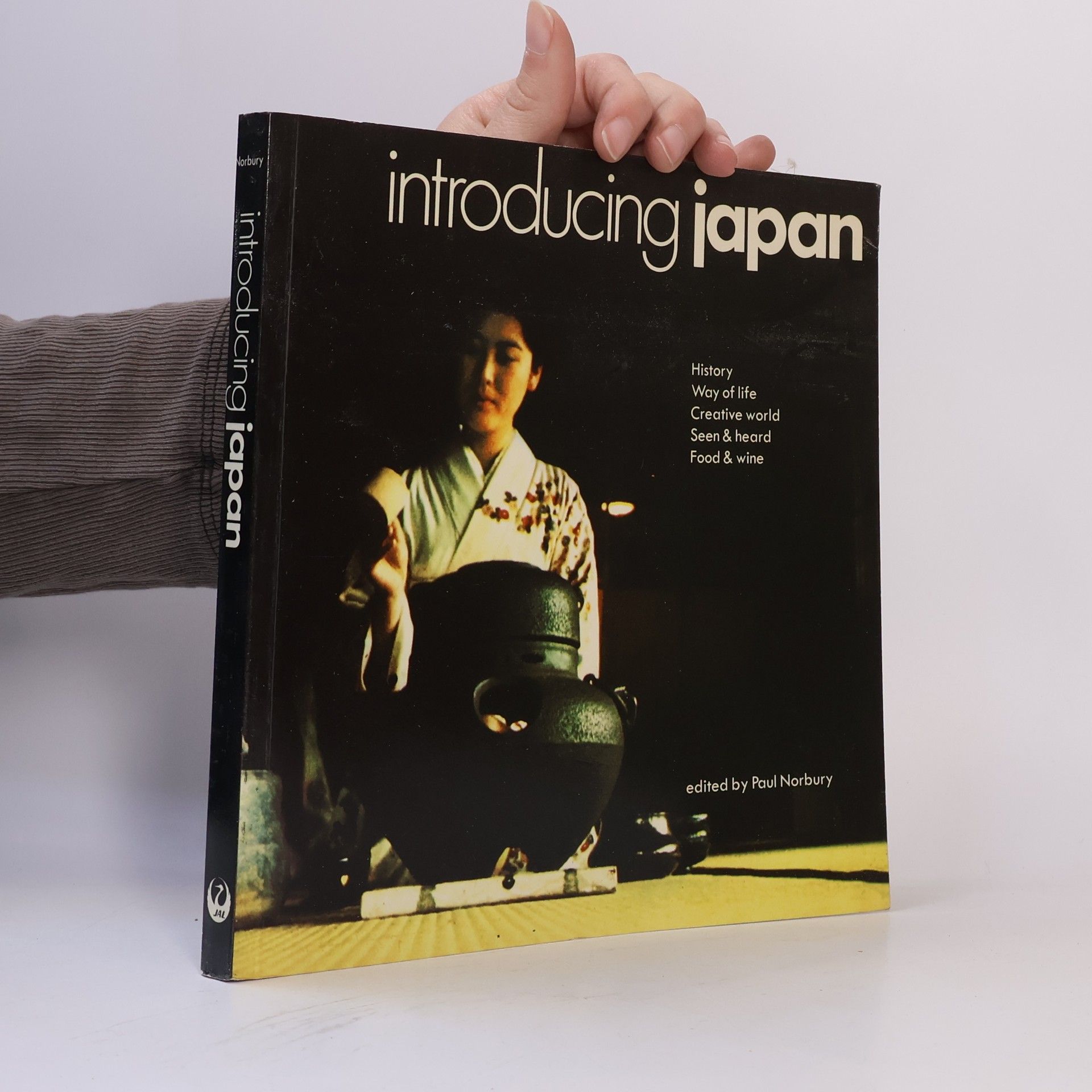 AA.VV. Introducing Japan