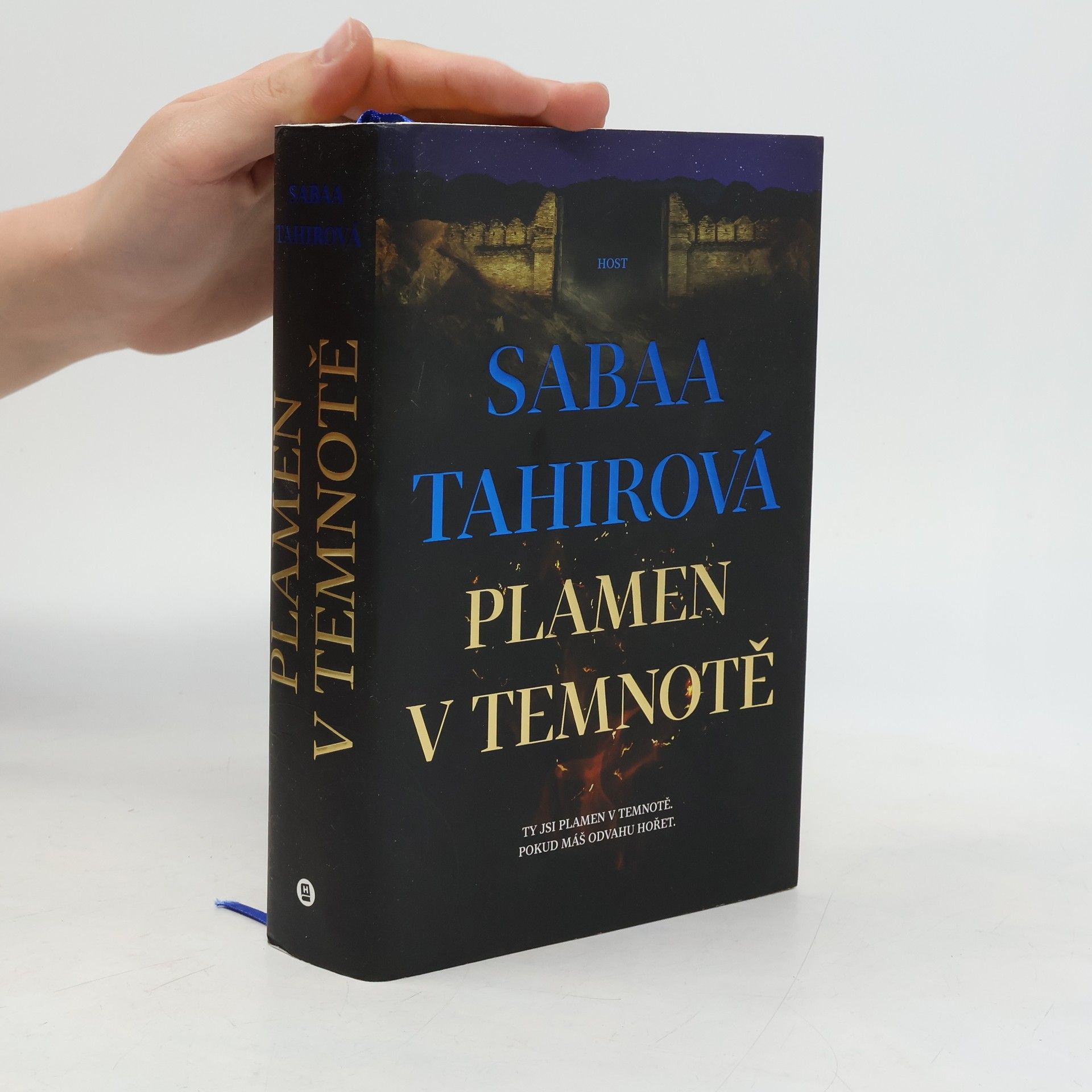 Sabaa Tahir Plamen v temnotě
