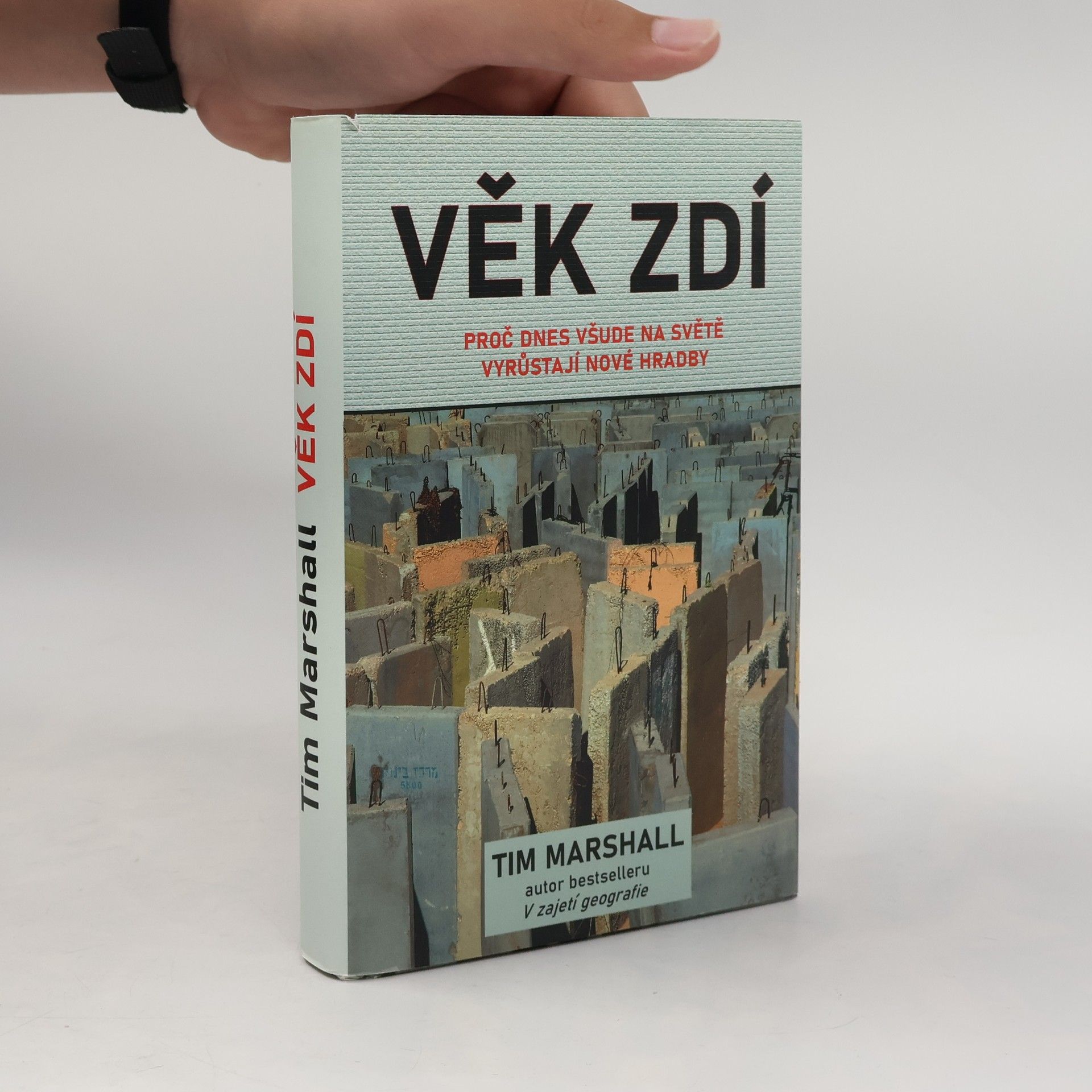 Tim Marshall Věk zdí: Proč dnes všude na světě vyrůstají nové hradby