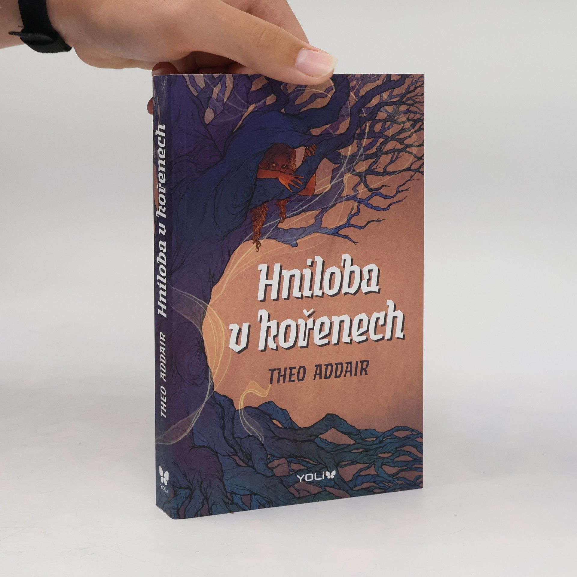 Theo Addair Hniloba v kořenech