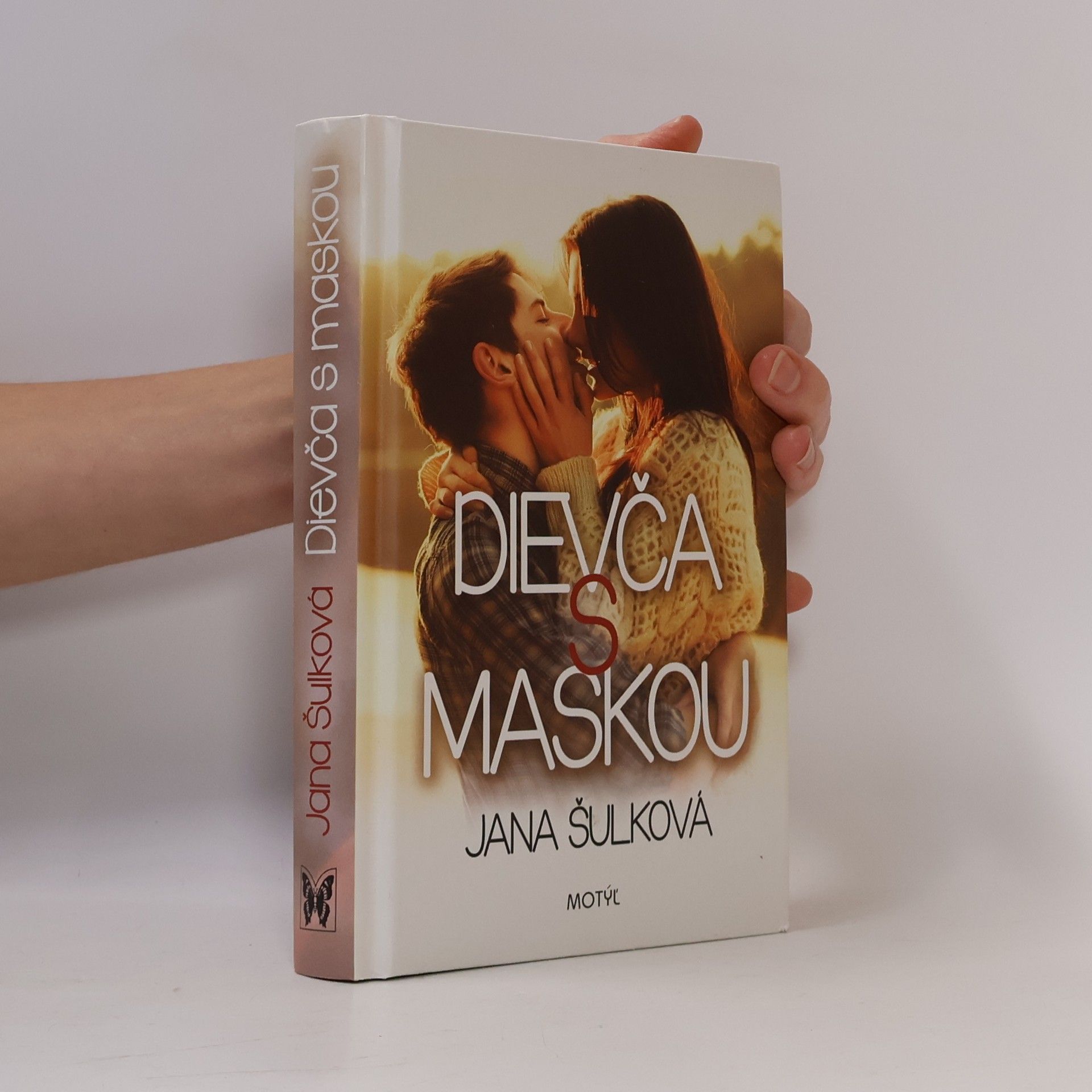 Dievča s maskou