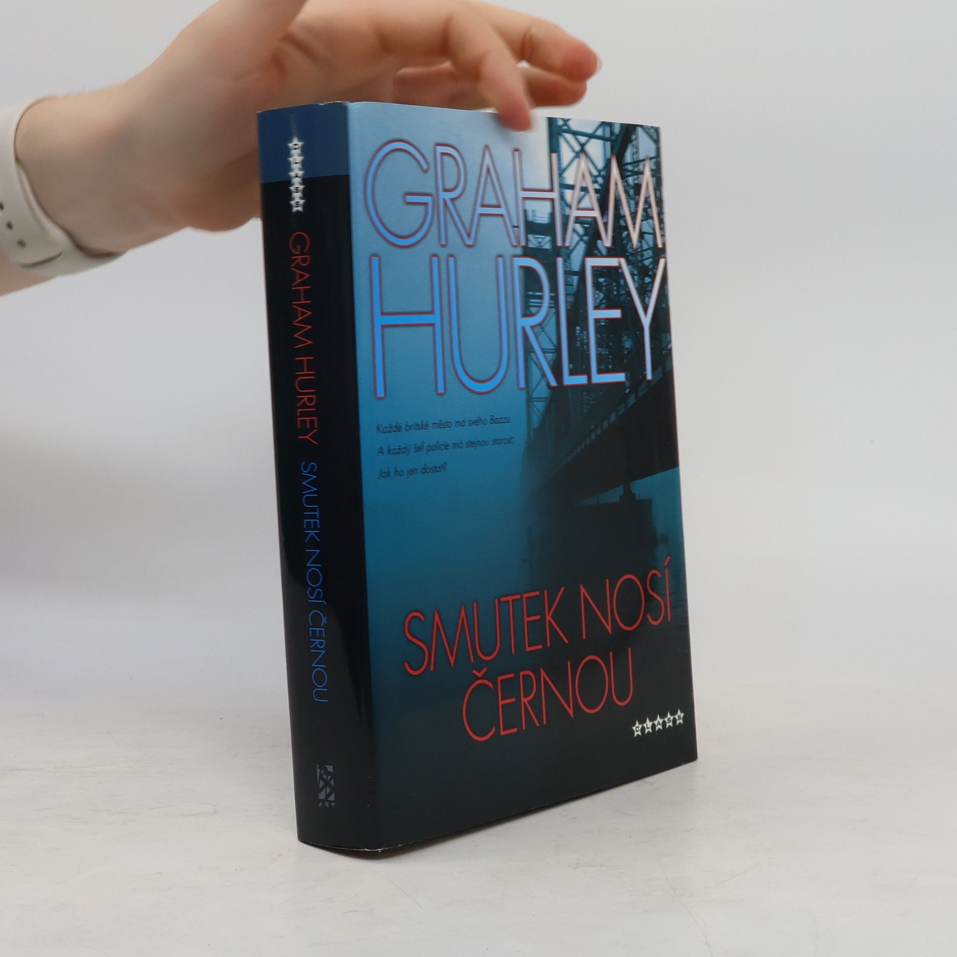 Graham Hurley Smutek nosí černou