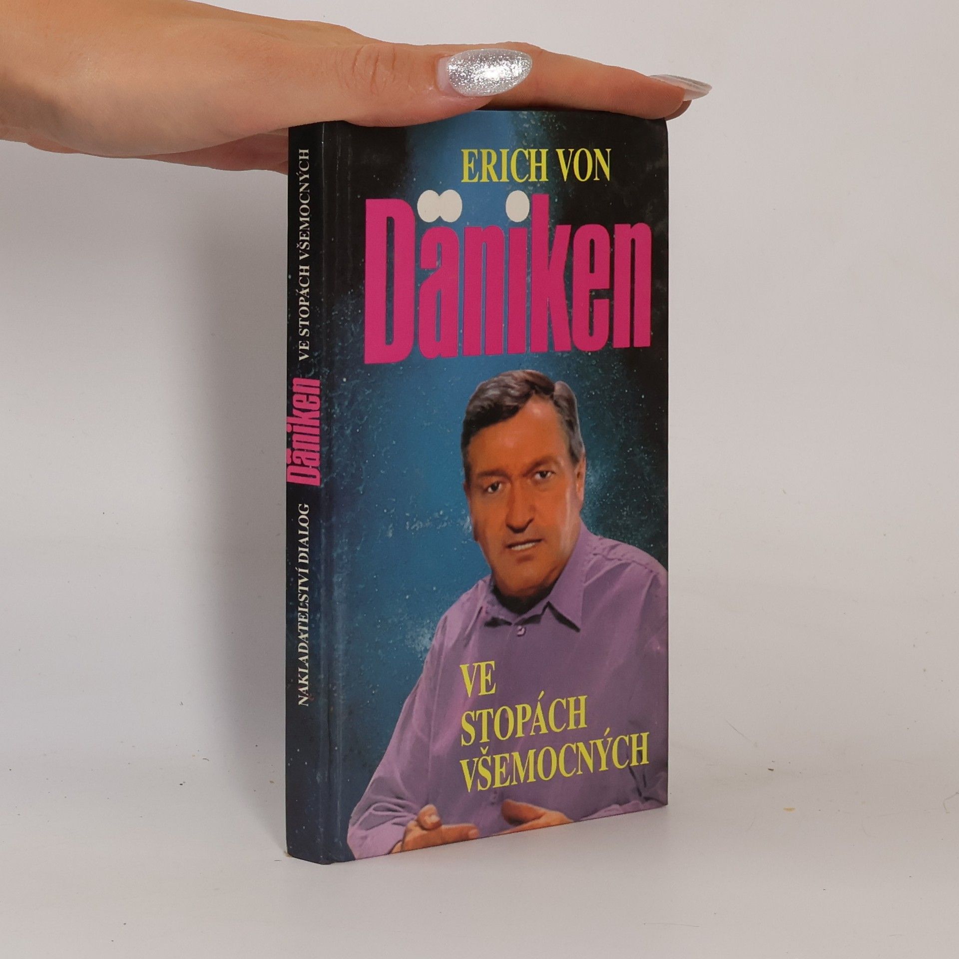 Erich von Däniken Ve stopách všemocných