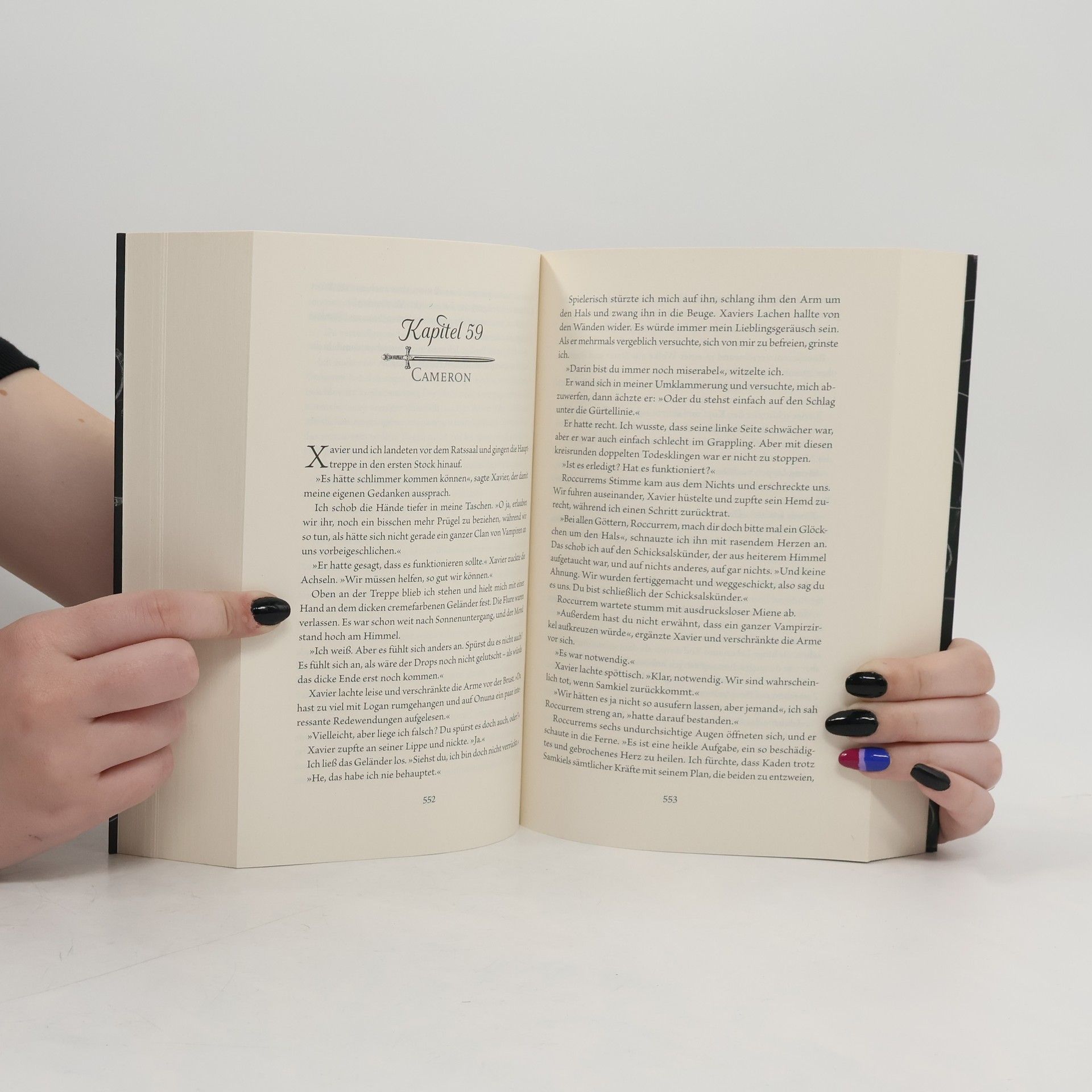 Amber V. Nicole Götter und Monster 2: The Throne of Broken Gods