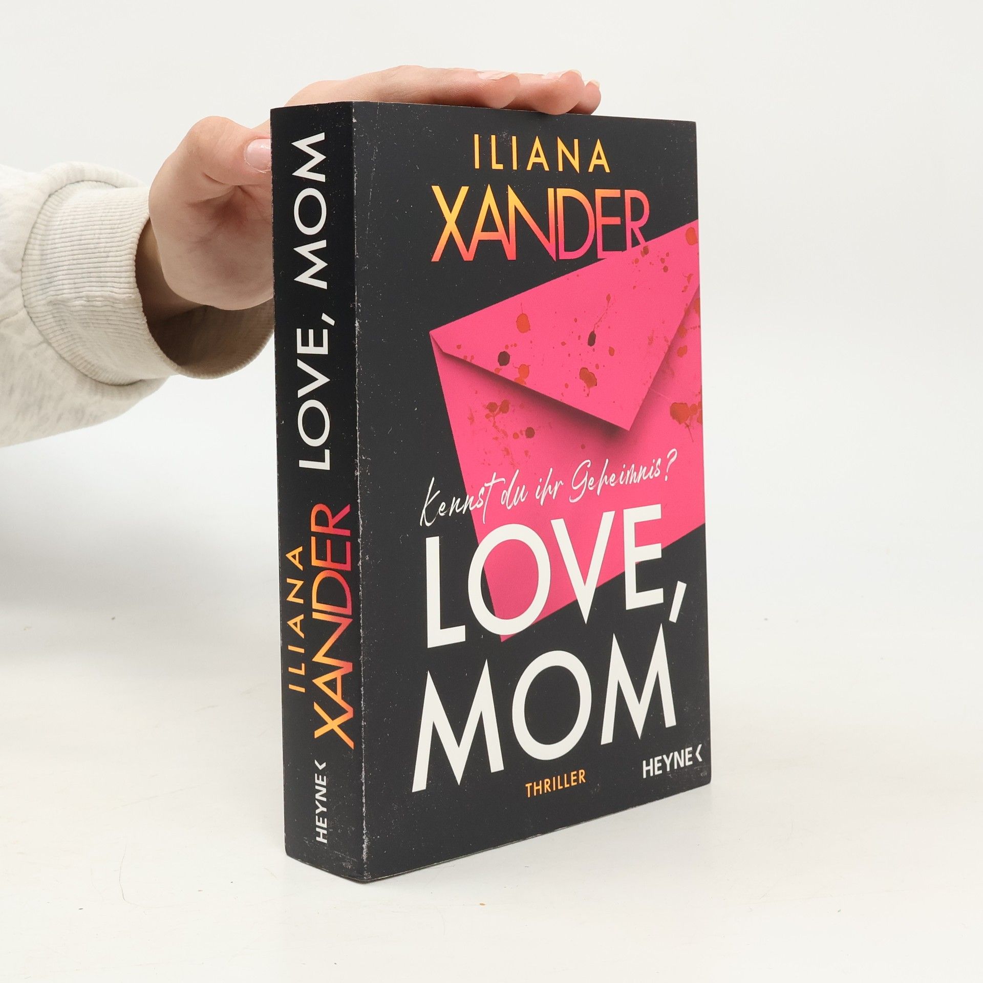 Iliana Xander Love, Mom