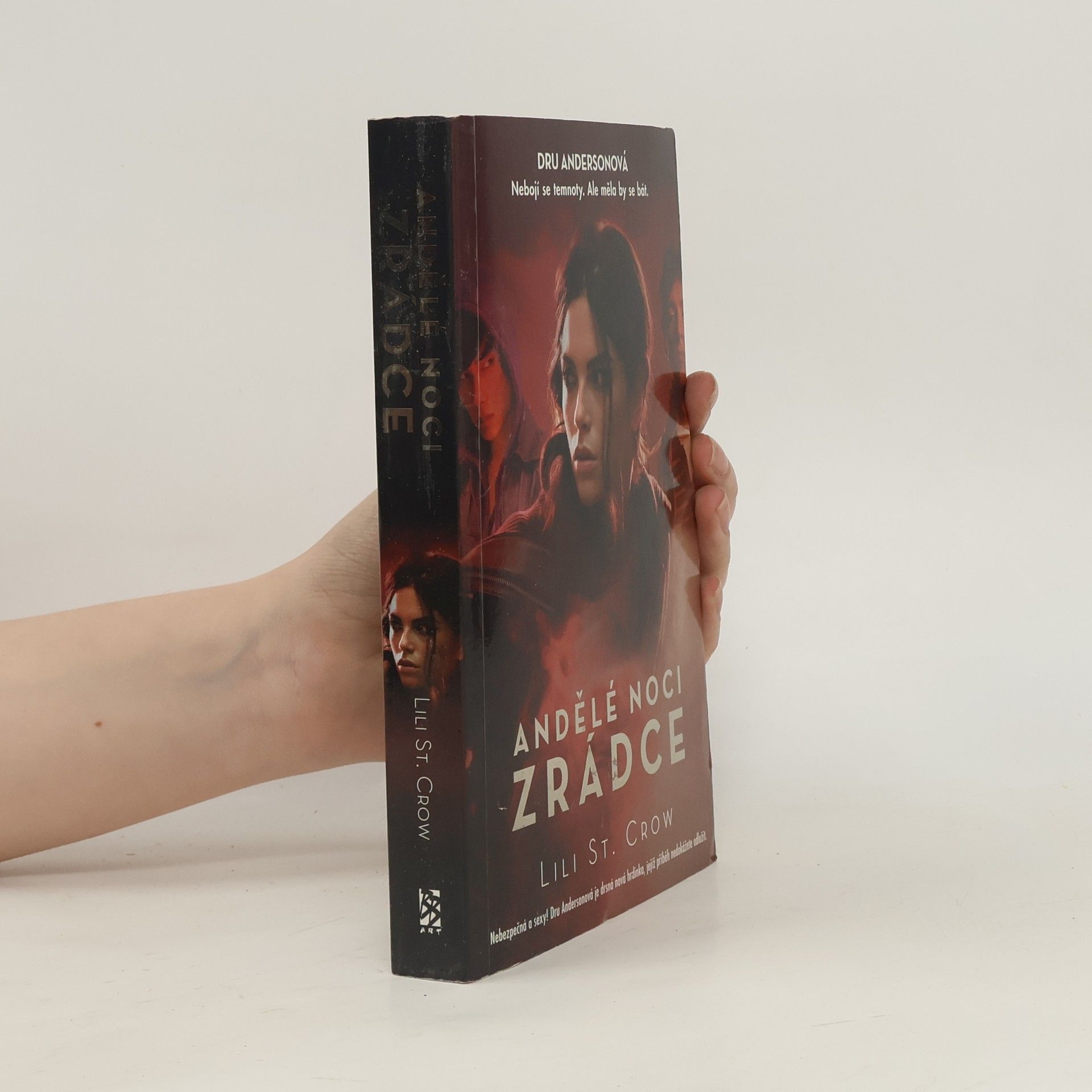 Lilith Saintcrow Andělé noci. Zrádce.