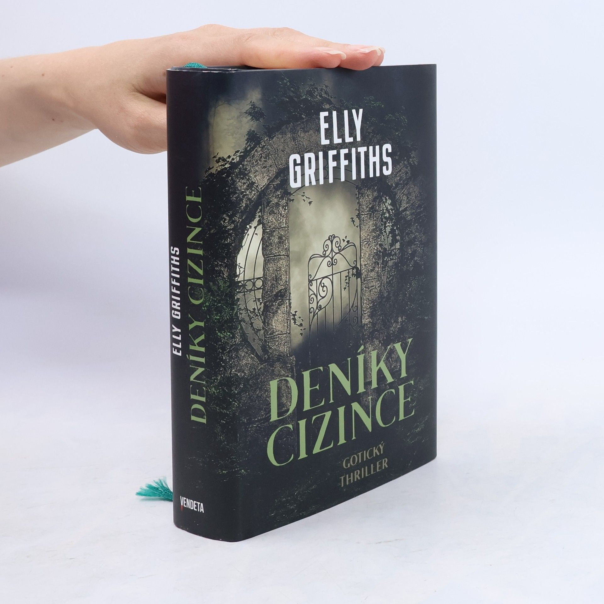 Elly Griffiths Deníky cizince