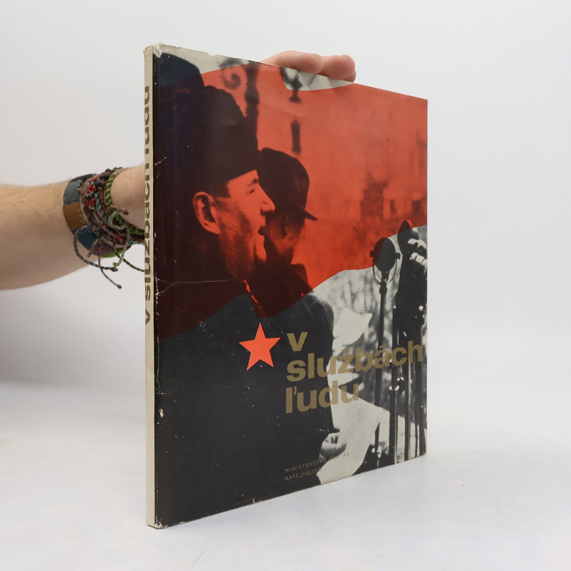 Collectif d'auteurs V službách ľudu