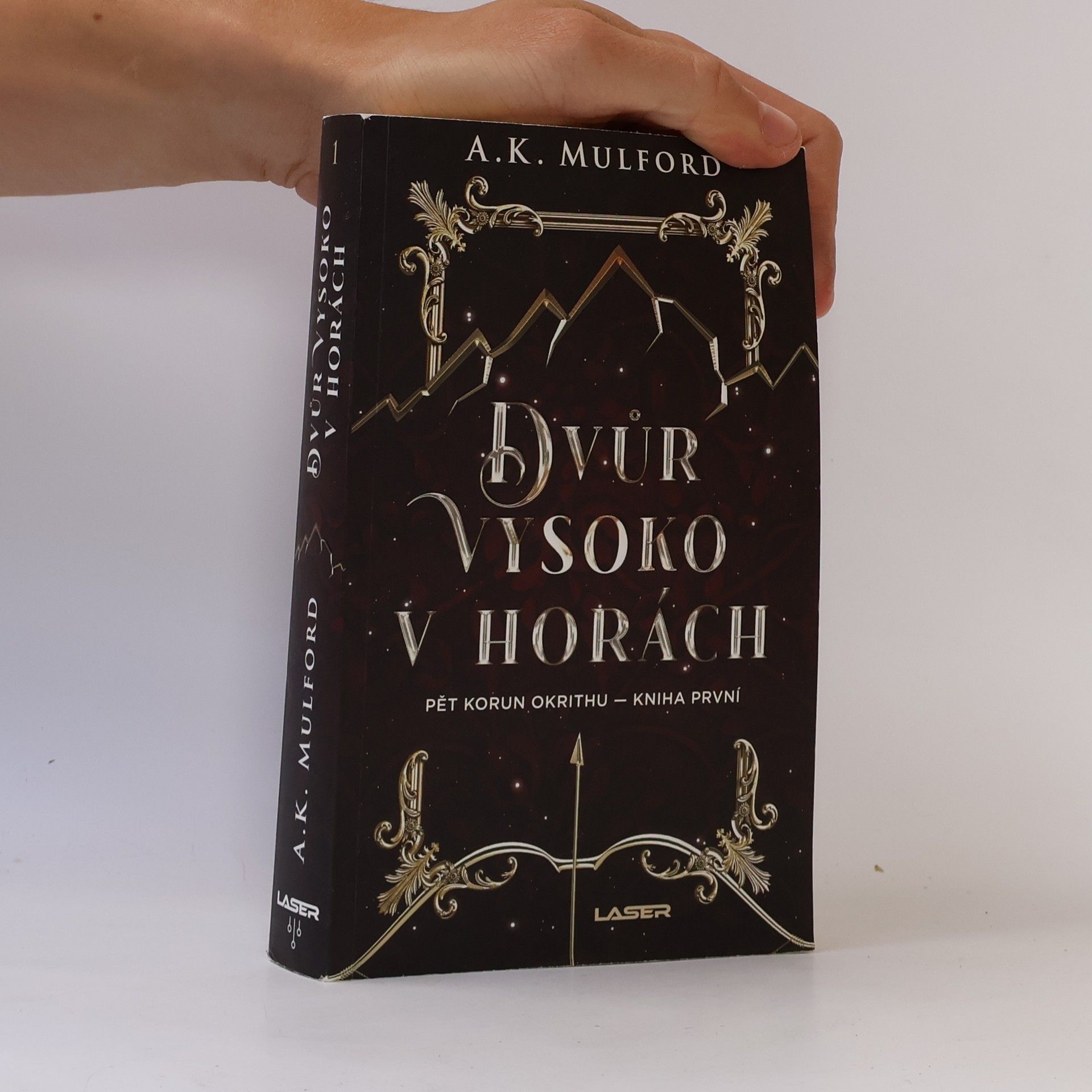 A. K. Mulford Dvůr vysoko v horách