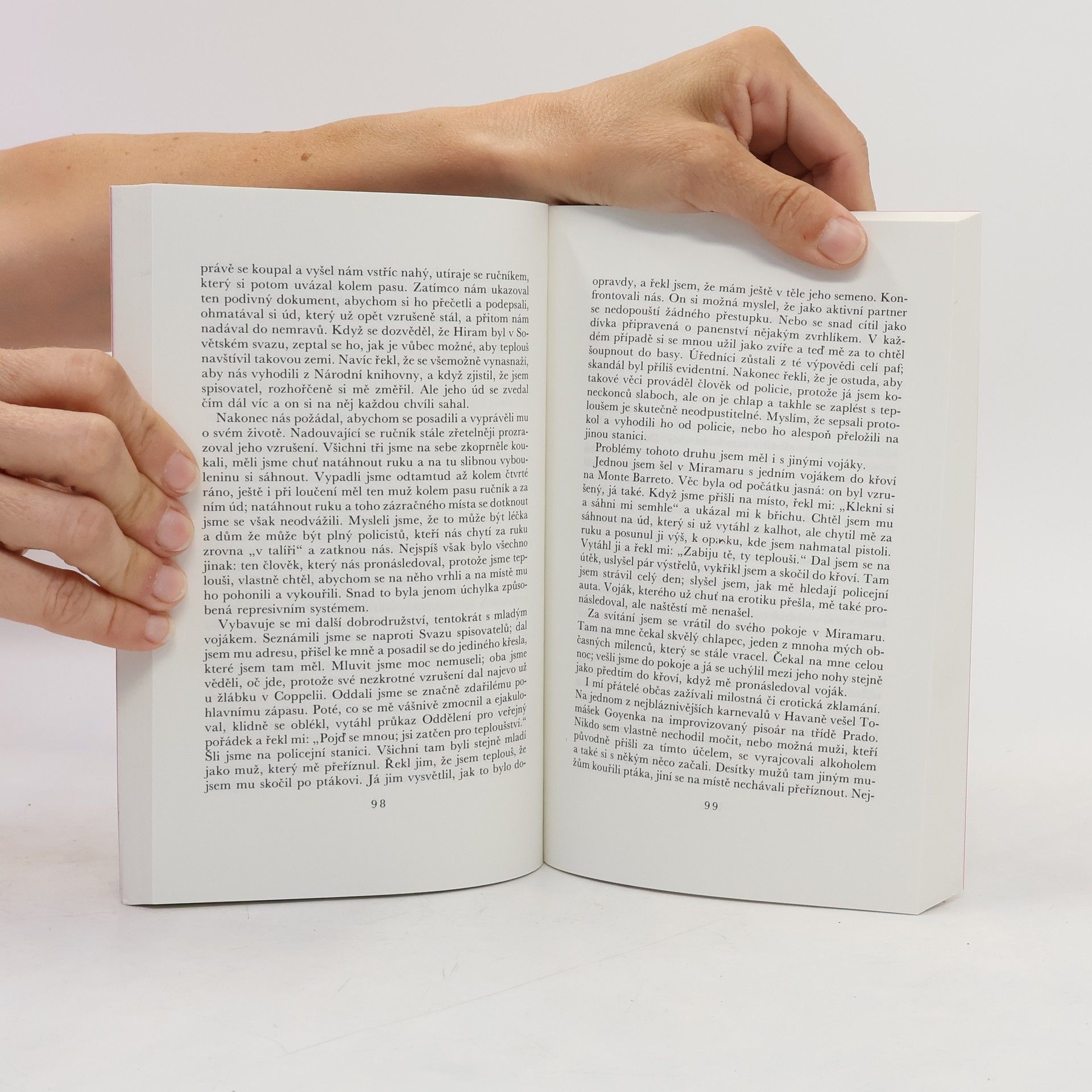 Reinaldo Arenas Než se setmí : autobiografie