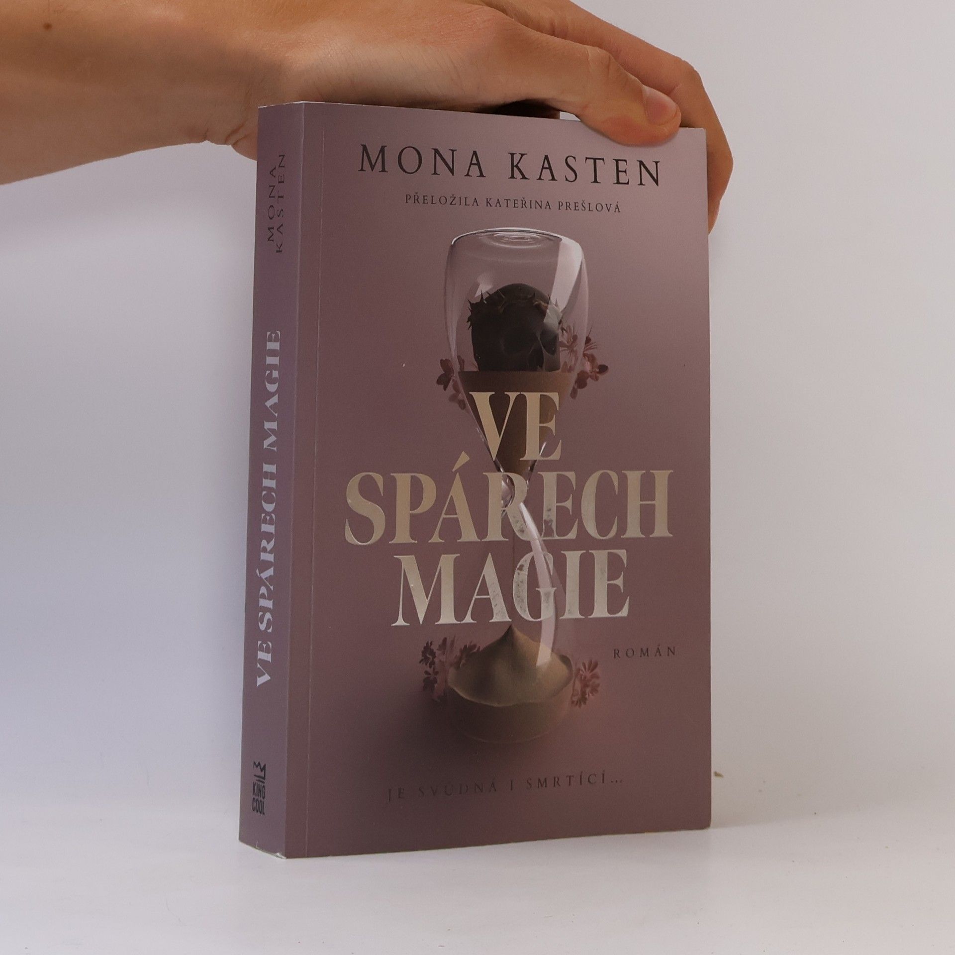 Mona Kasten Ve spárech magie