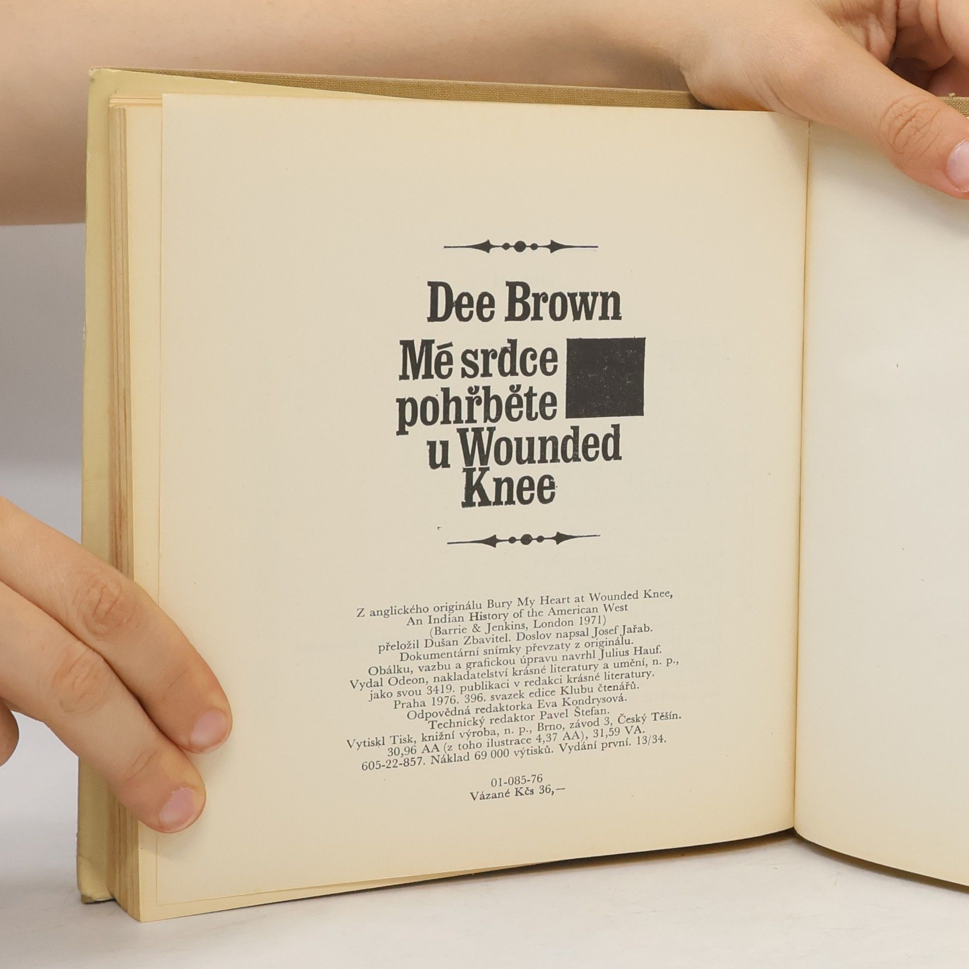 Dee Alexander Brown Mé srdce pohřběte u Wounded Knee