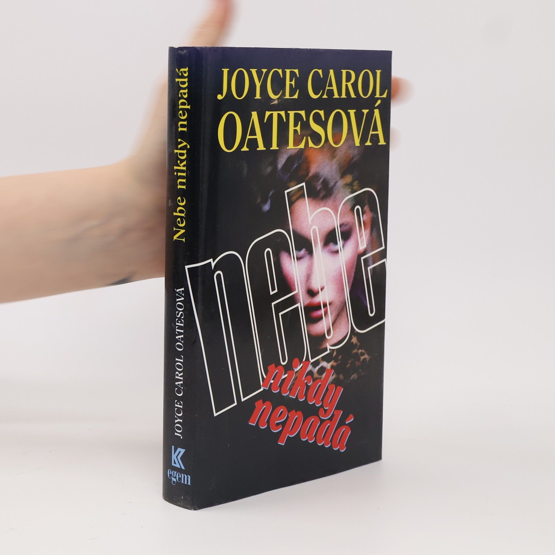 Joyce Carol Oates Nebe nikdy nepadá