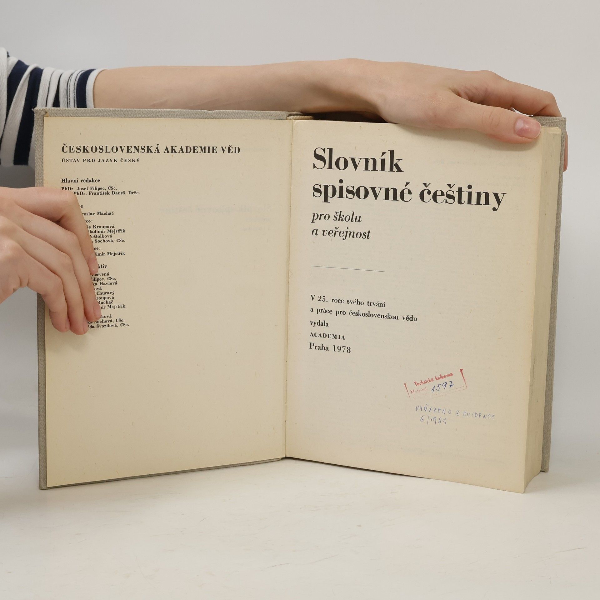 Josef Filipec Slovník spisovné češtiny pro školu a veřejnost