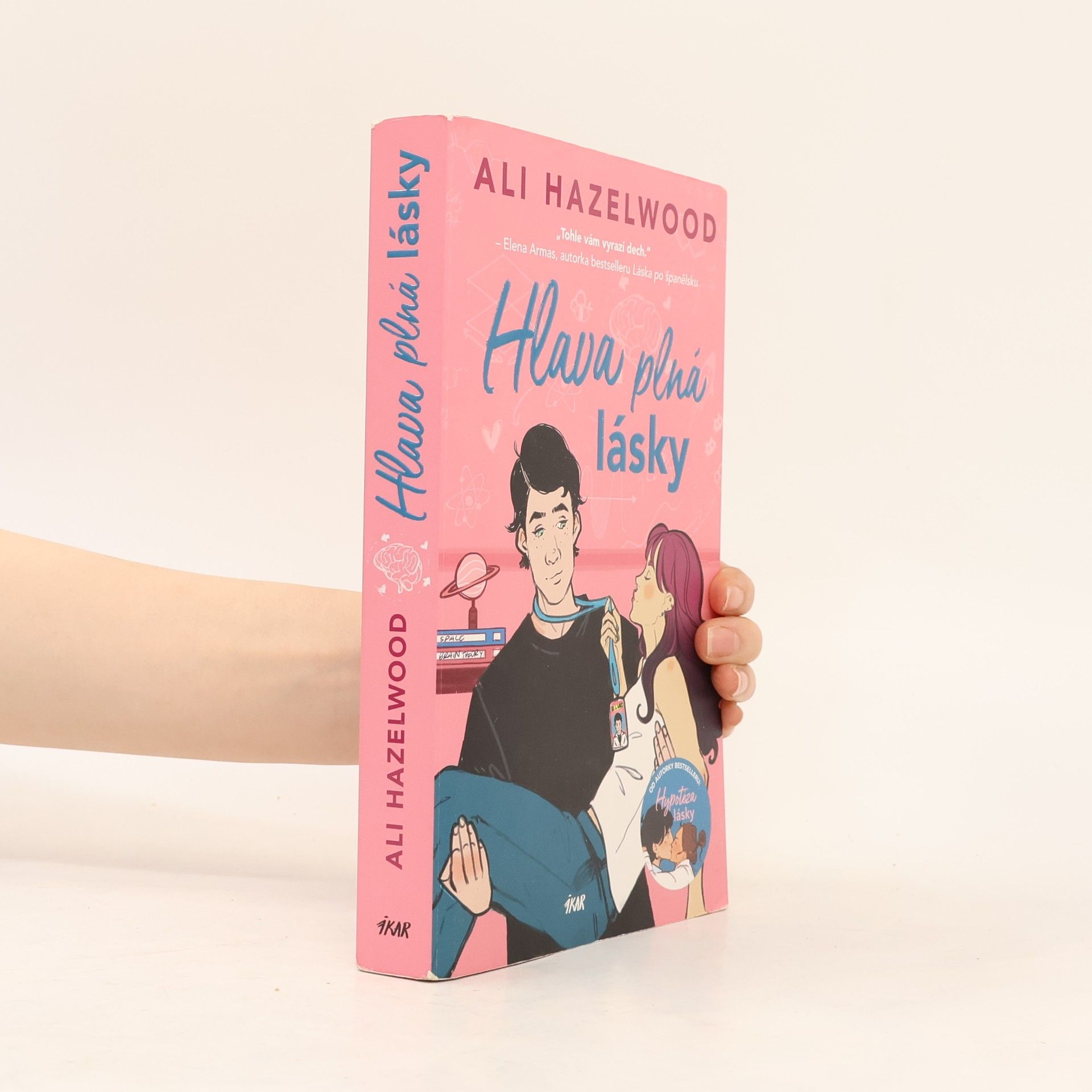Ali Hazelwood Hlava plná lásky