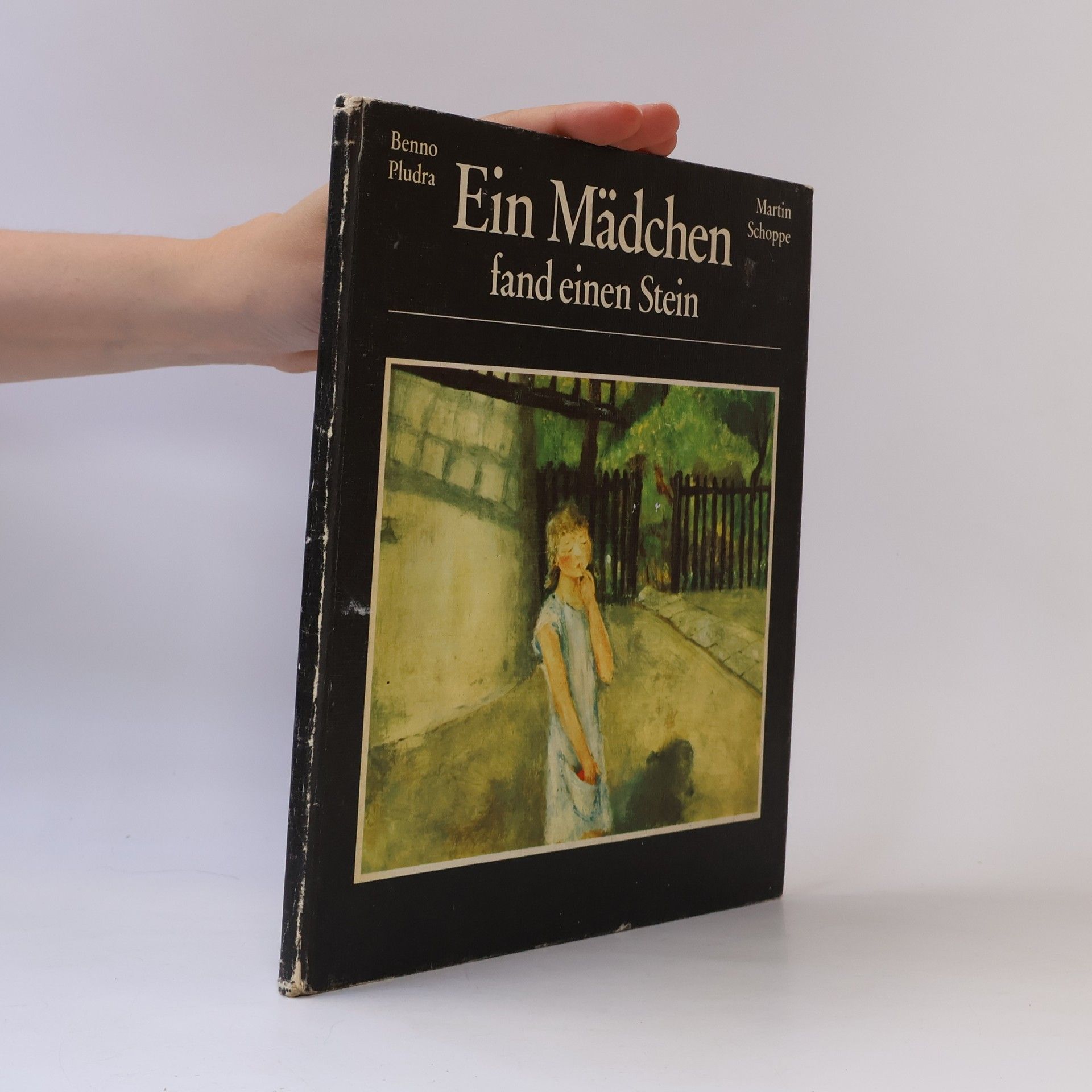 Ein Mädchen fand einen Stein
