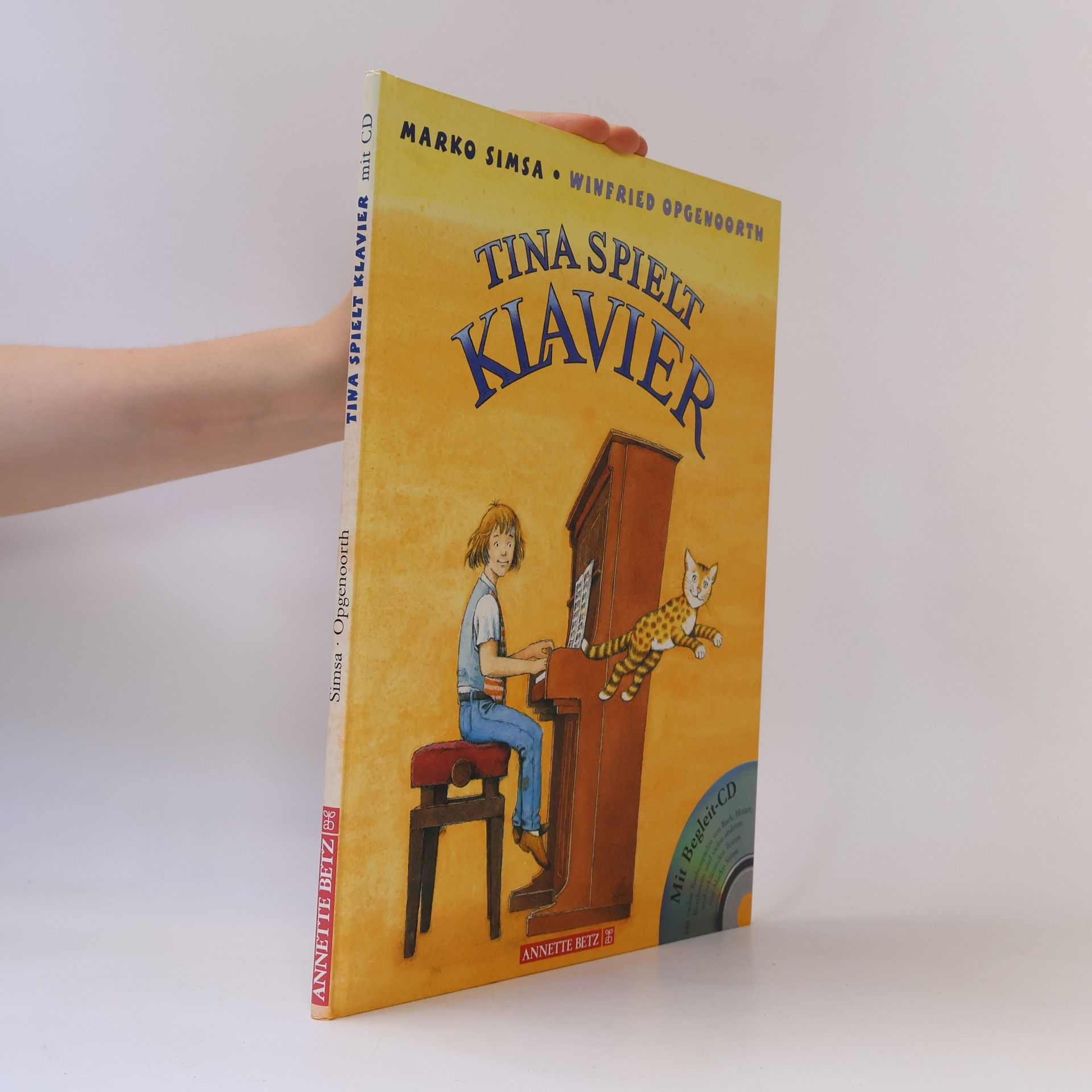 Tina spielt Klavier