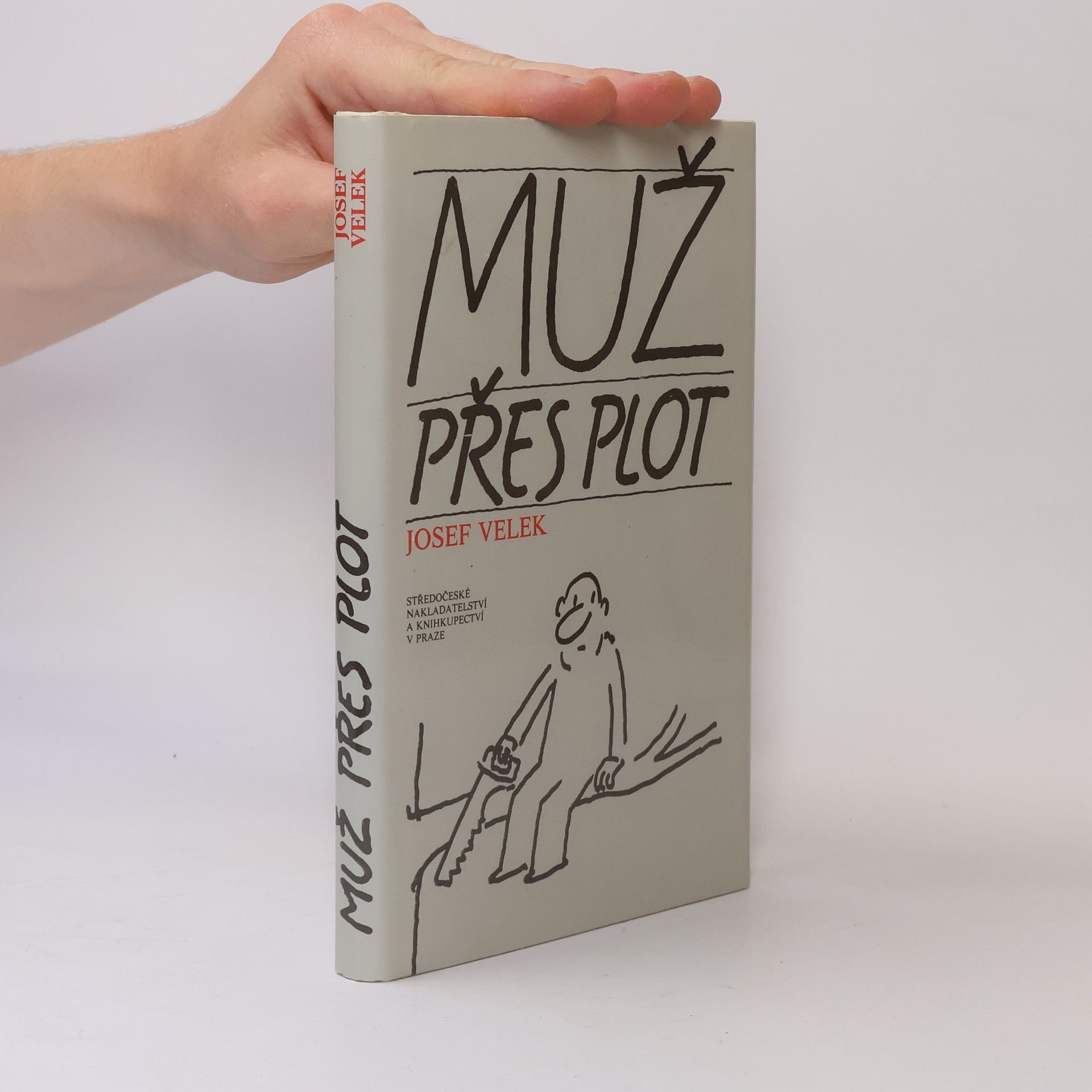 Muž přes plot