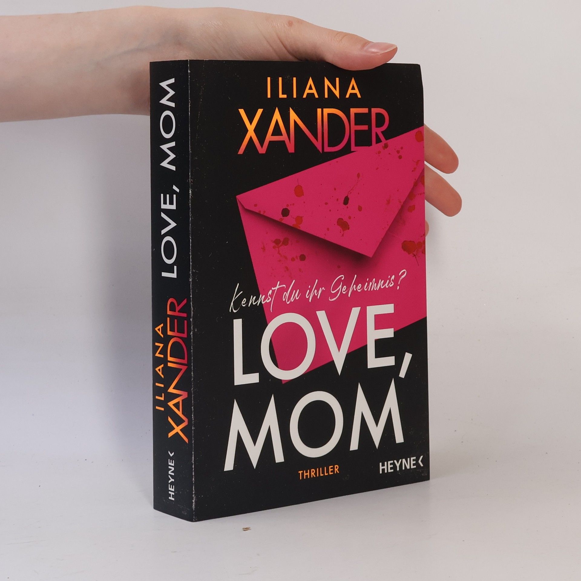 Iliana Xander Love, Mom