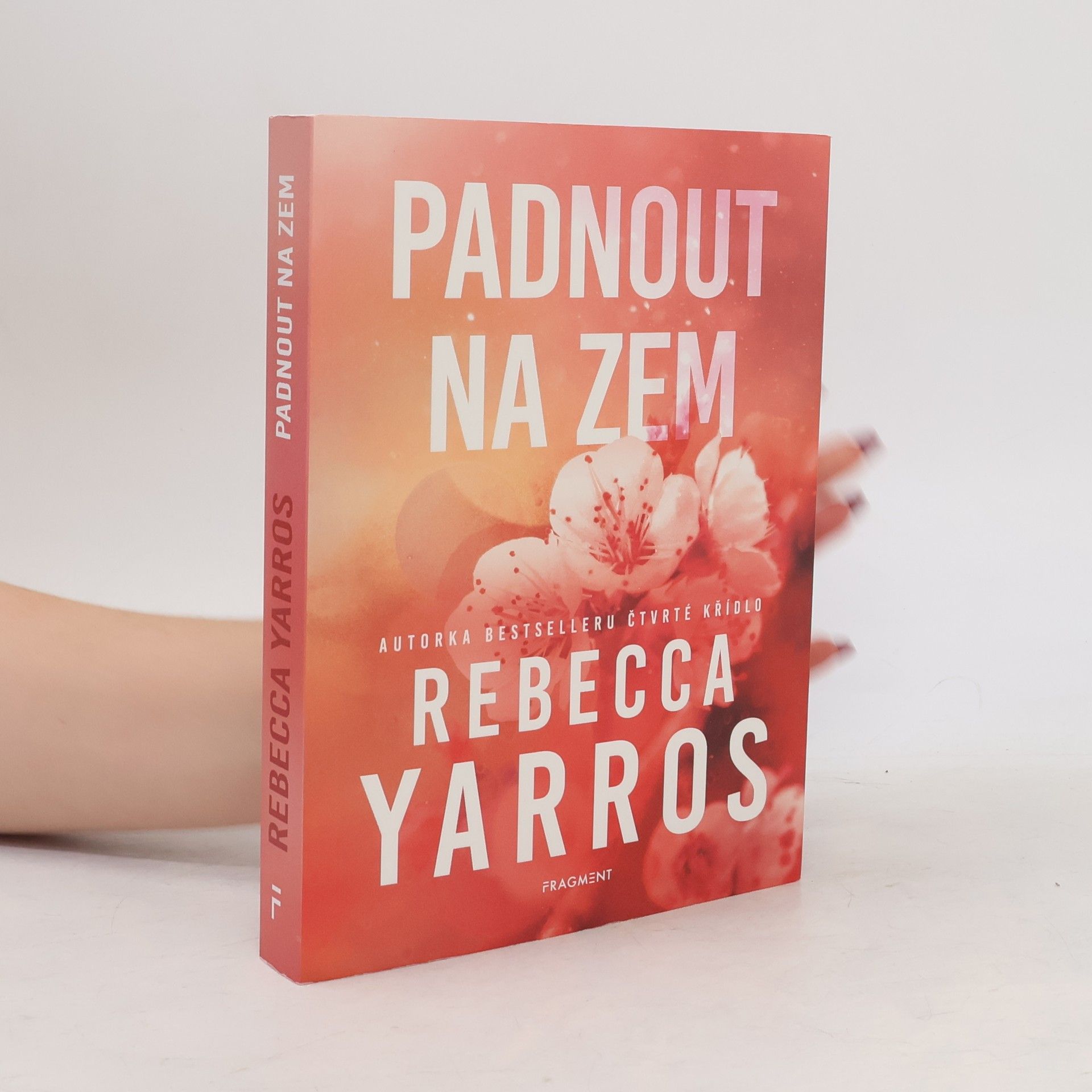 Rebecca Yarros Padnout na zem