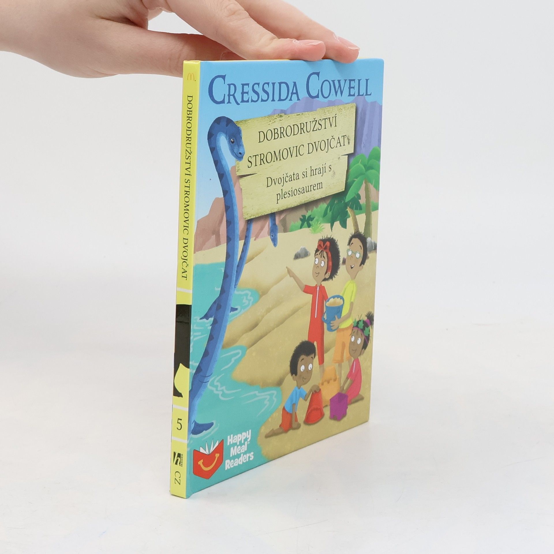 Cressida Cowell Dobrodružství Stromovic dvojčat. Dvojčata si hrají s plesiosaurem