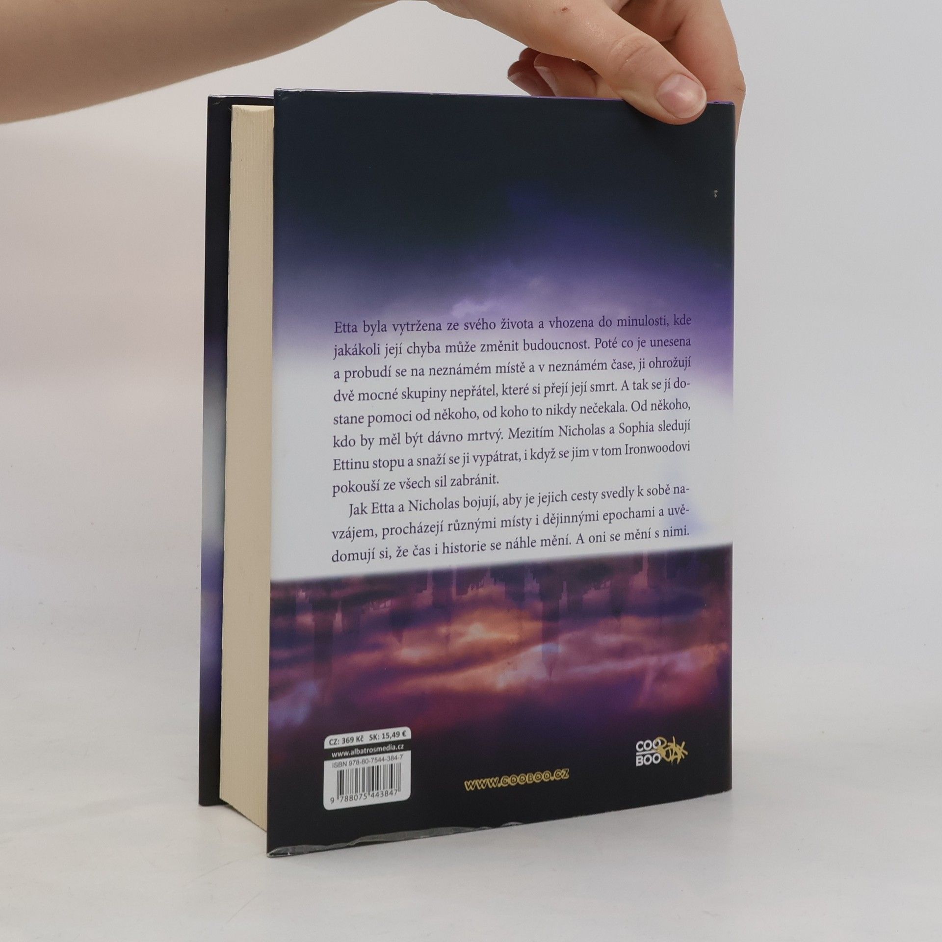 Alexandra Bracken Cestovatelka