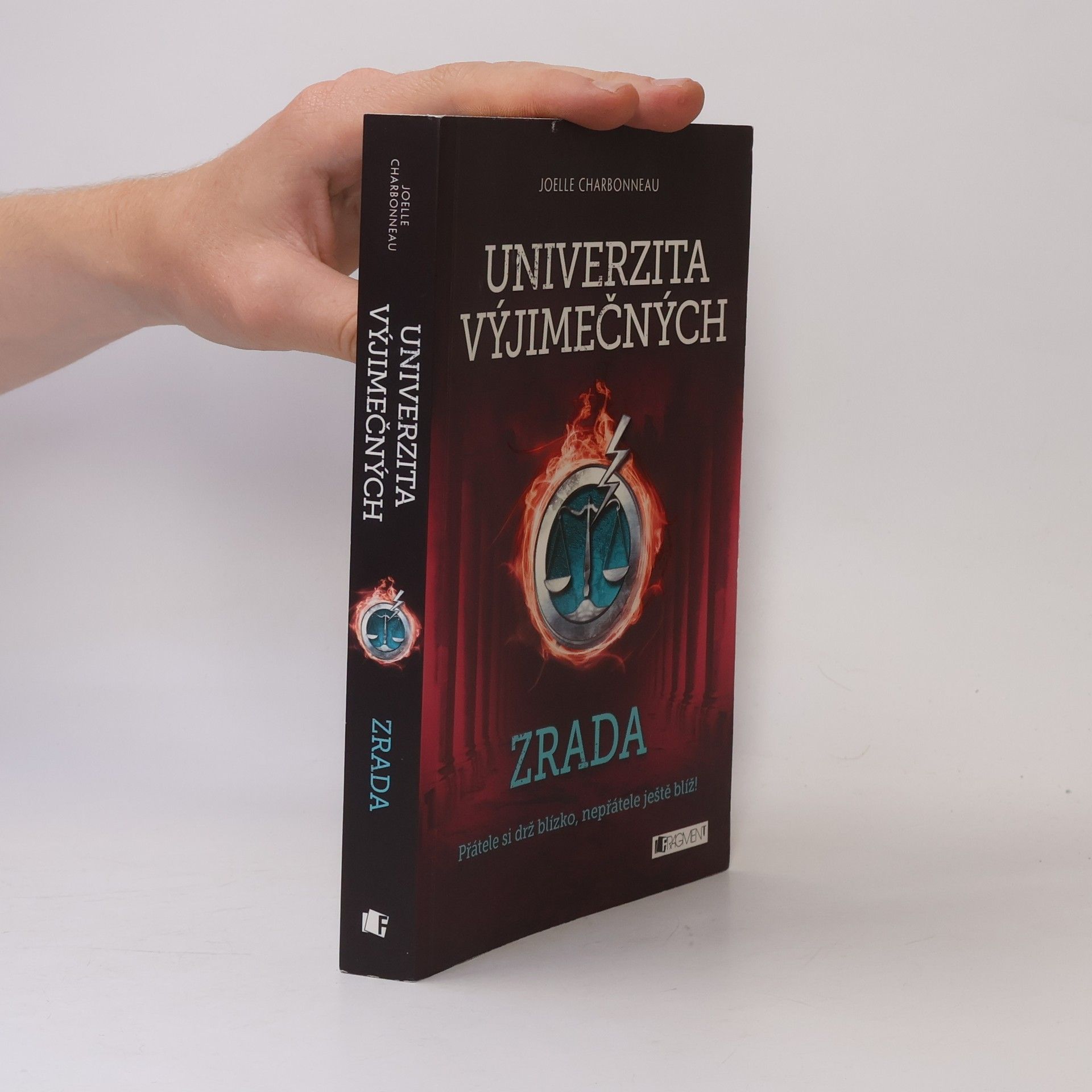 Joelle Charbonneau Univerzita výjimečných. Zrada